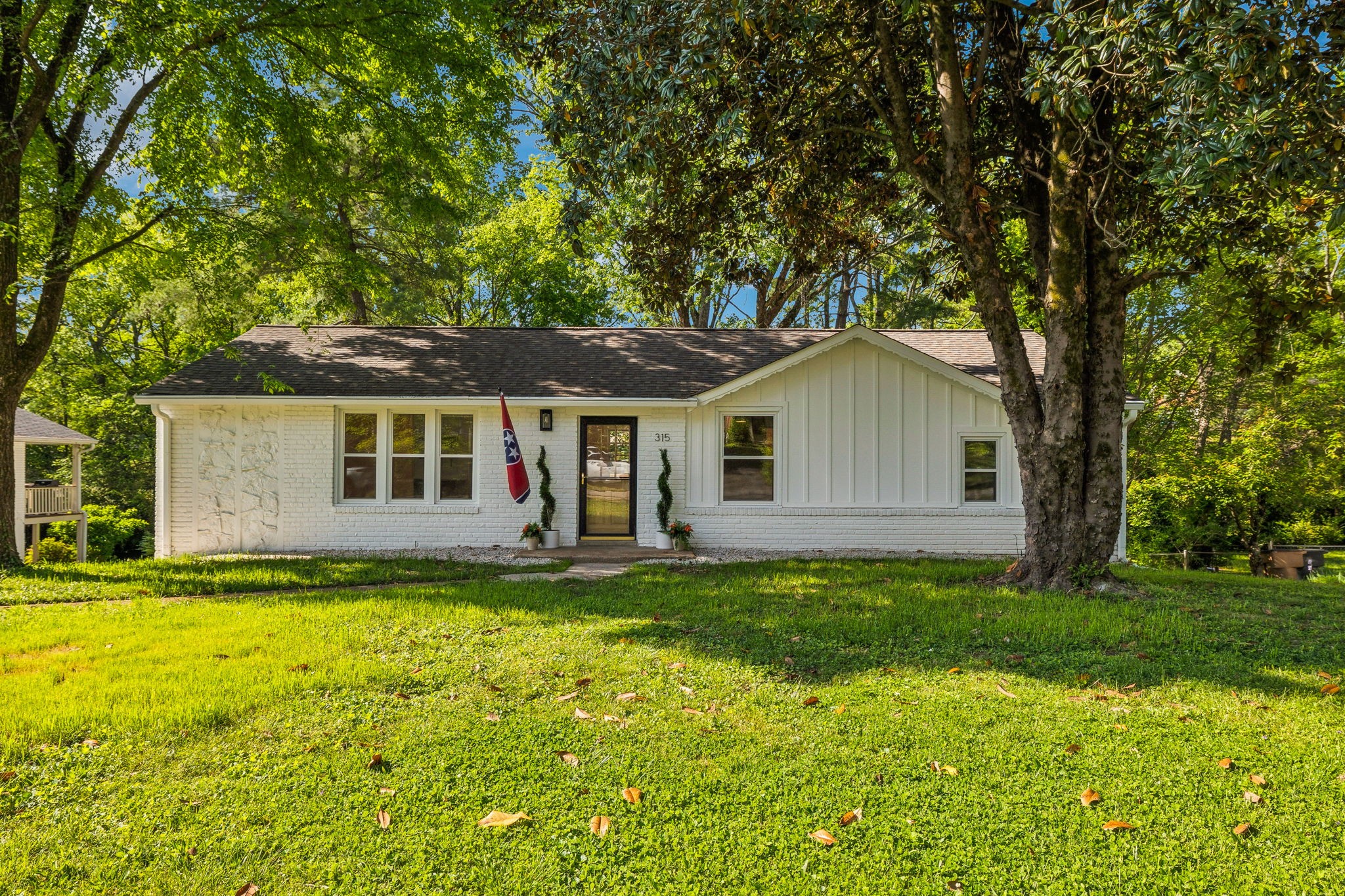 315 Lynn Dr Property Photo 1