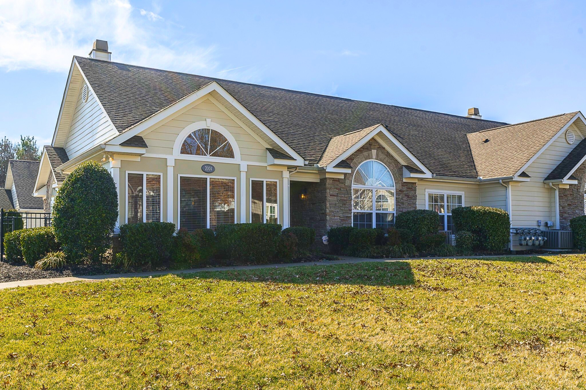 825 Browns Ln Property Photo 1