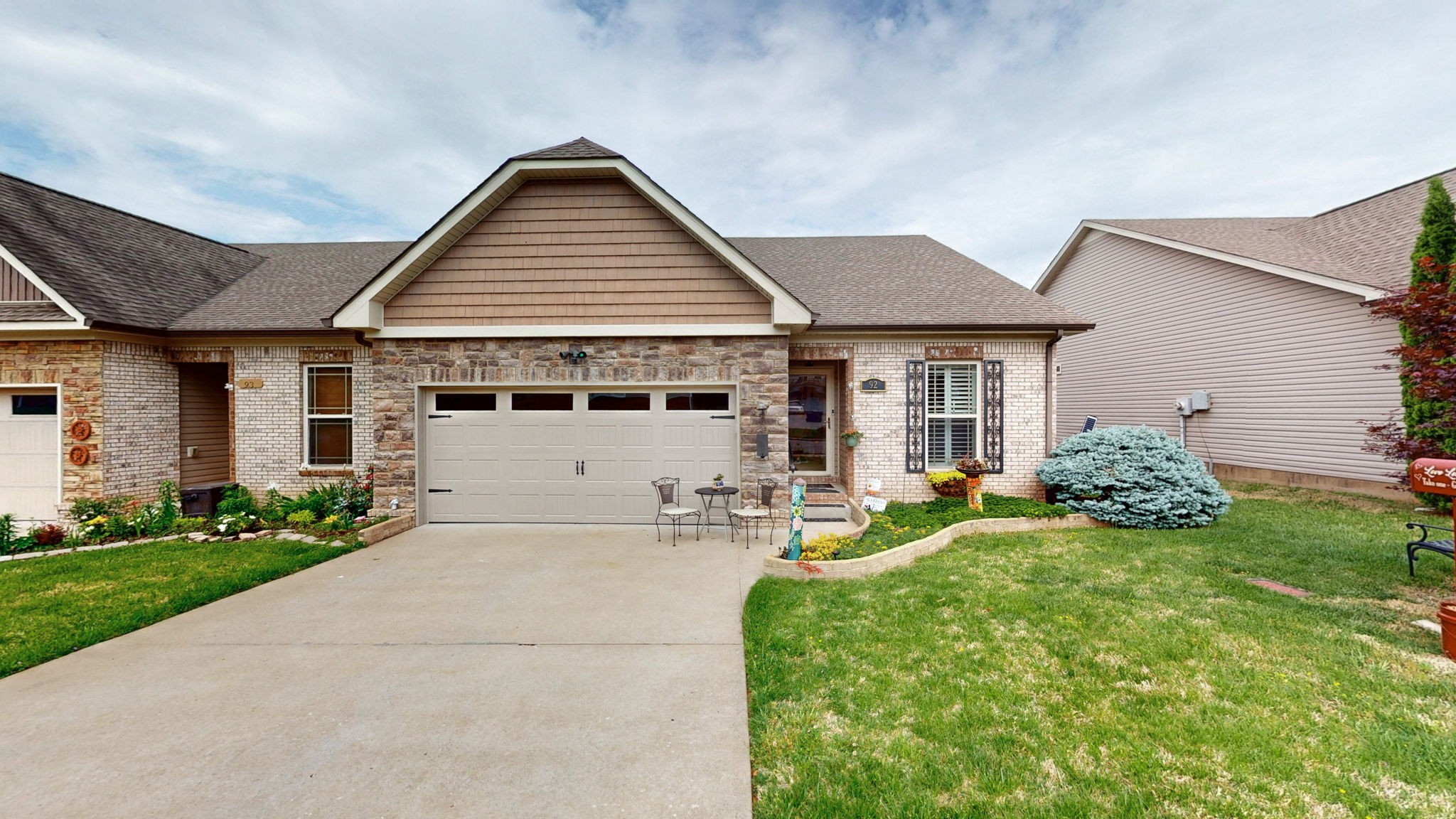 92 Whitman Xing Property Photo 1