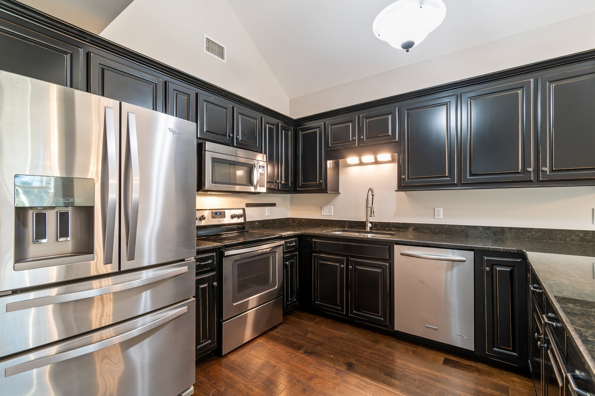 1041 Irish Way Property Photo 5
