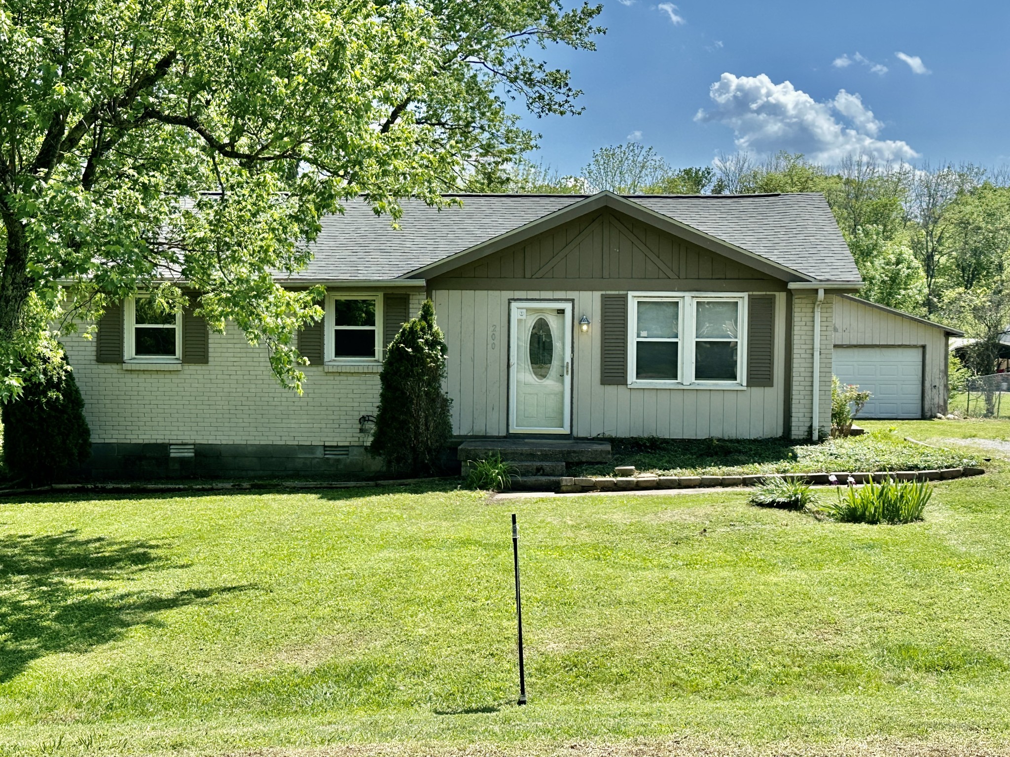200 Cedar Creek Dr Property Photo 1