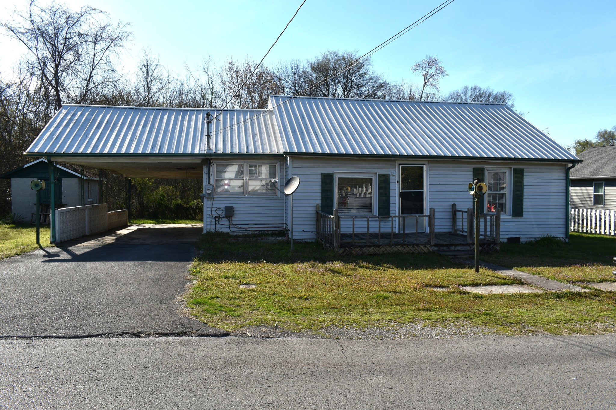 403 Hawkins St Property Photo