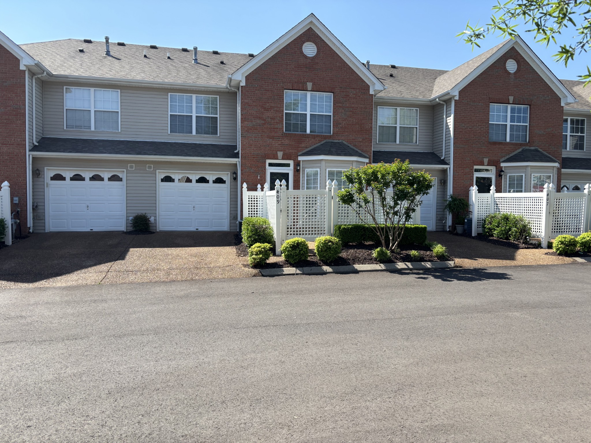 409 Compton Ln Property Photo 1