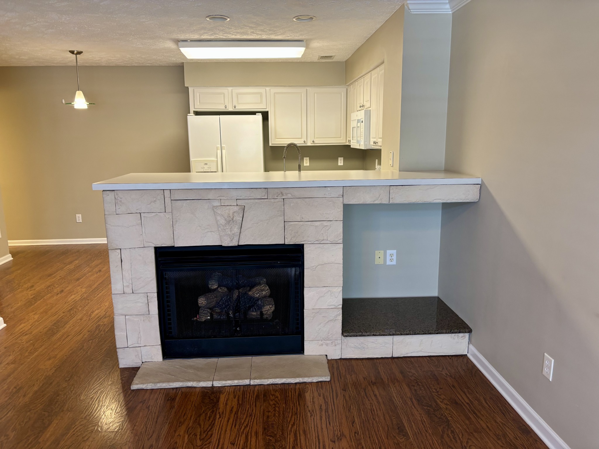 409 Compton Ln Property Photo 3