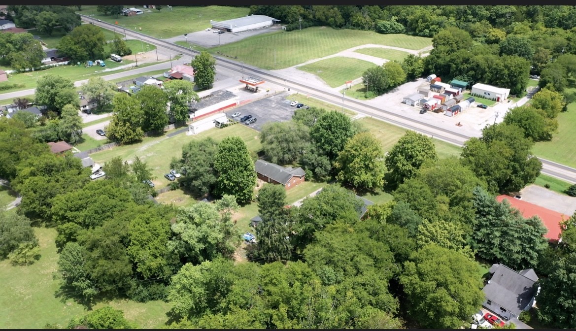 1088 Louisville Hwy Property Photo 1