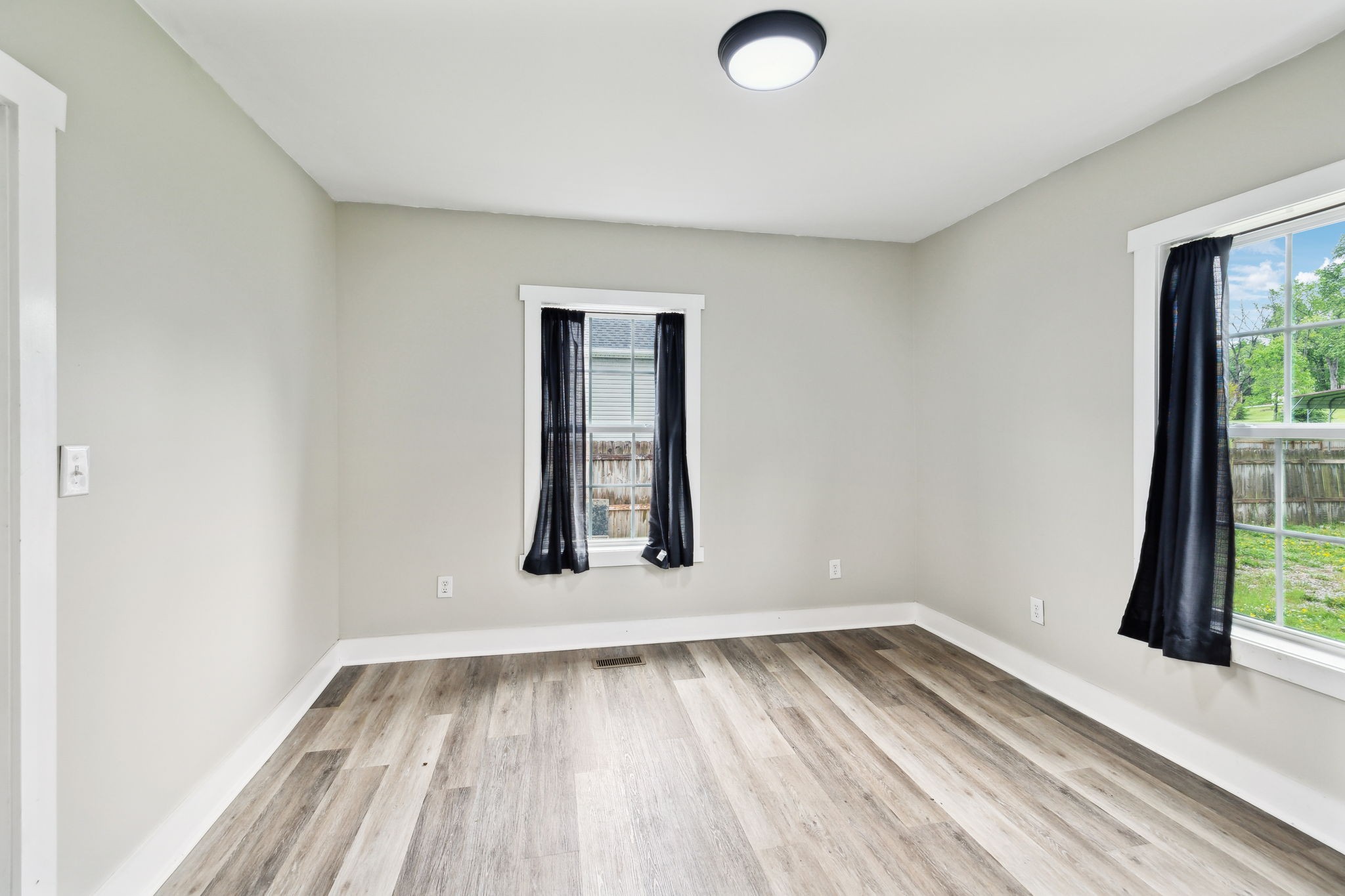 111 Warren St Property Photo 17
