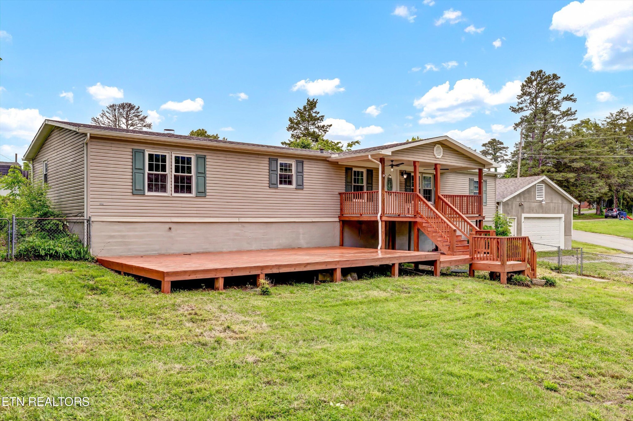 102 2nd St Property Photo