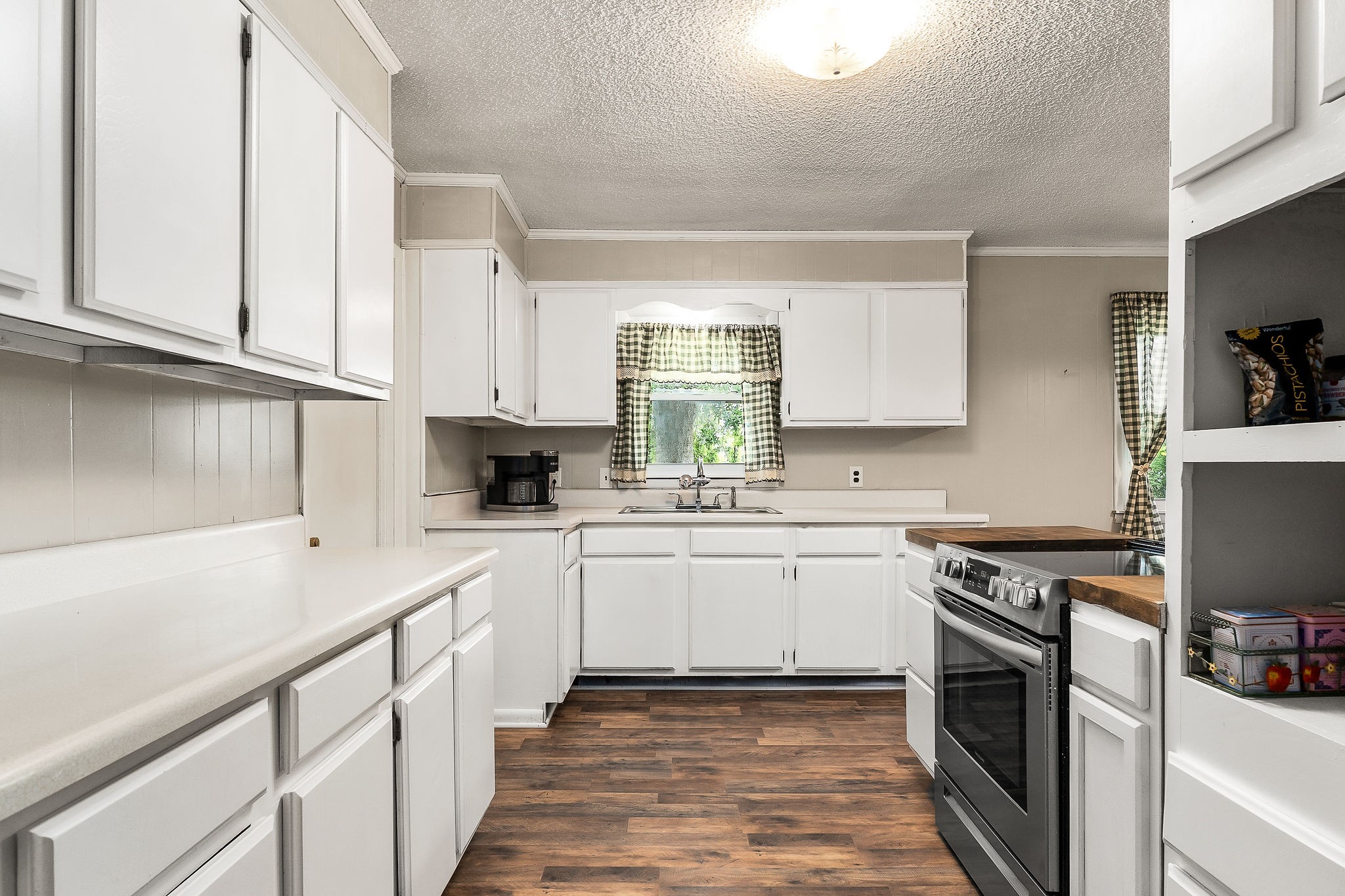 430 Delong Rd Property Photo 3