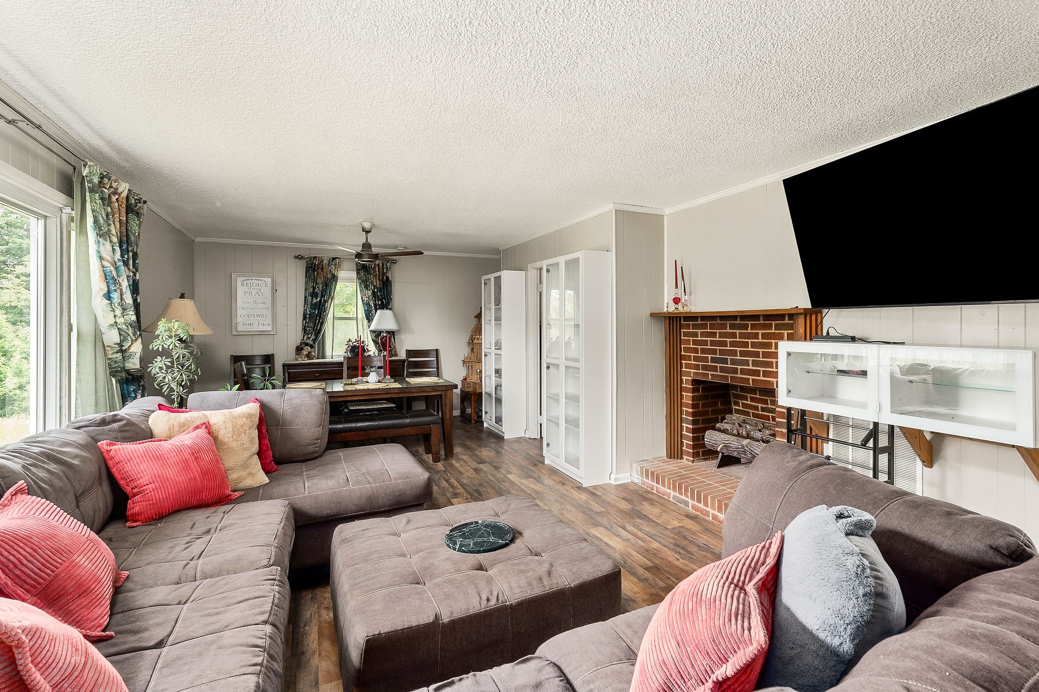 430 Delong Rd Property Photo 4