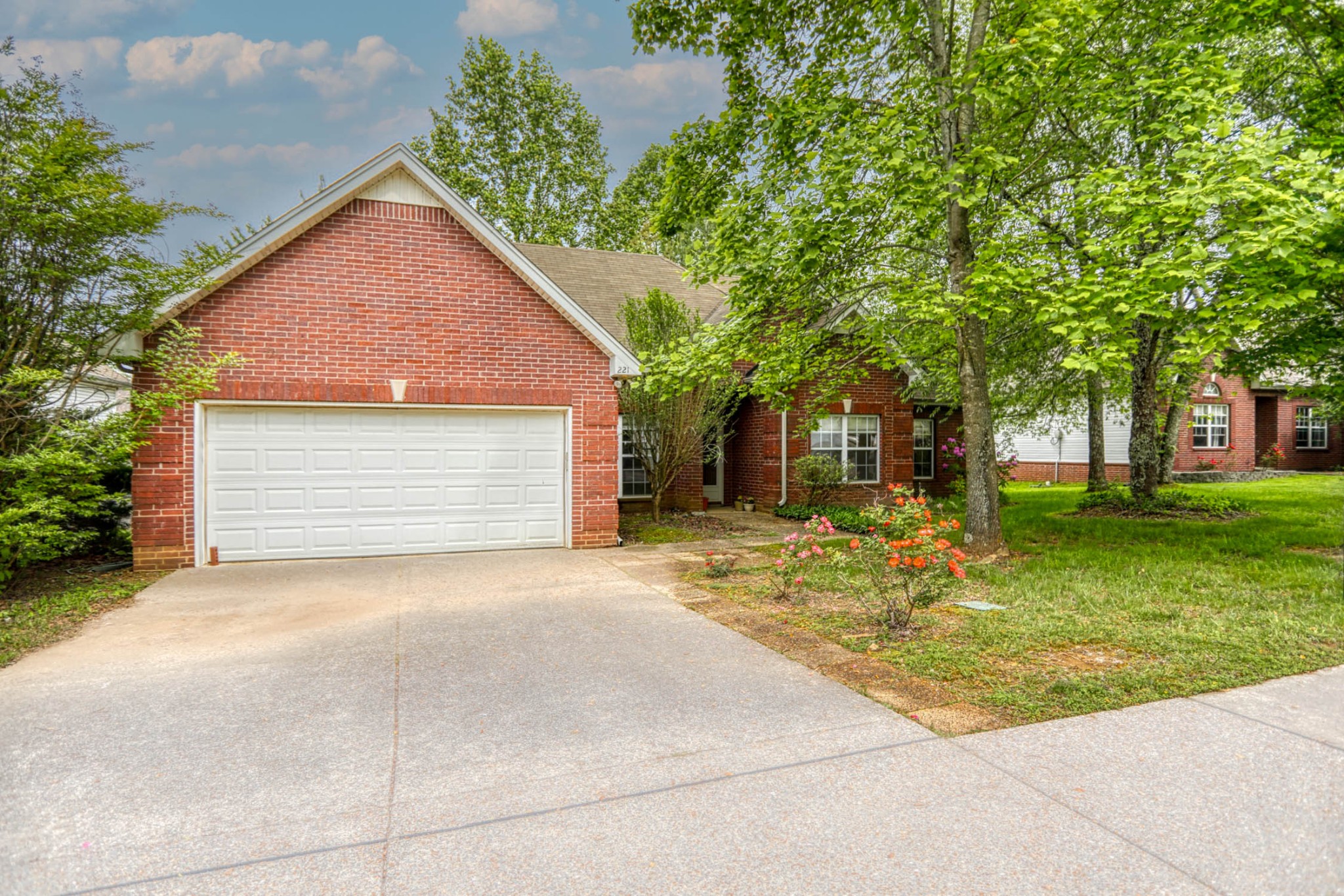 221 Foster Dr Property Photo 1