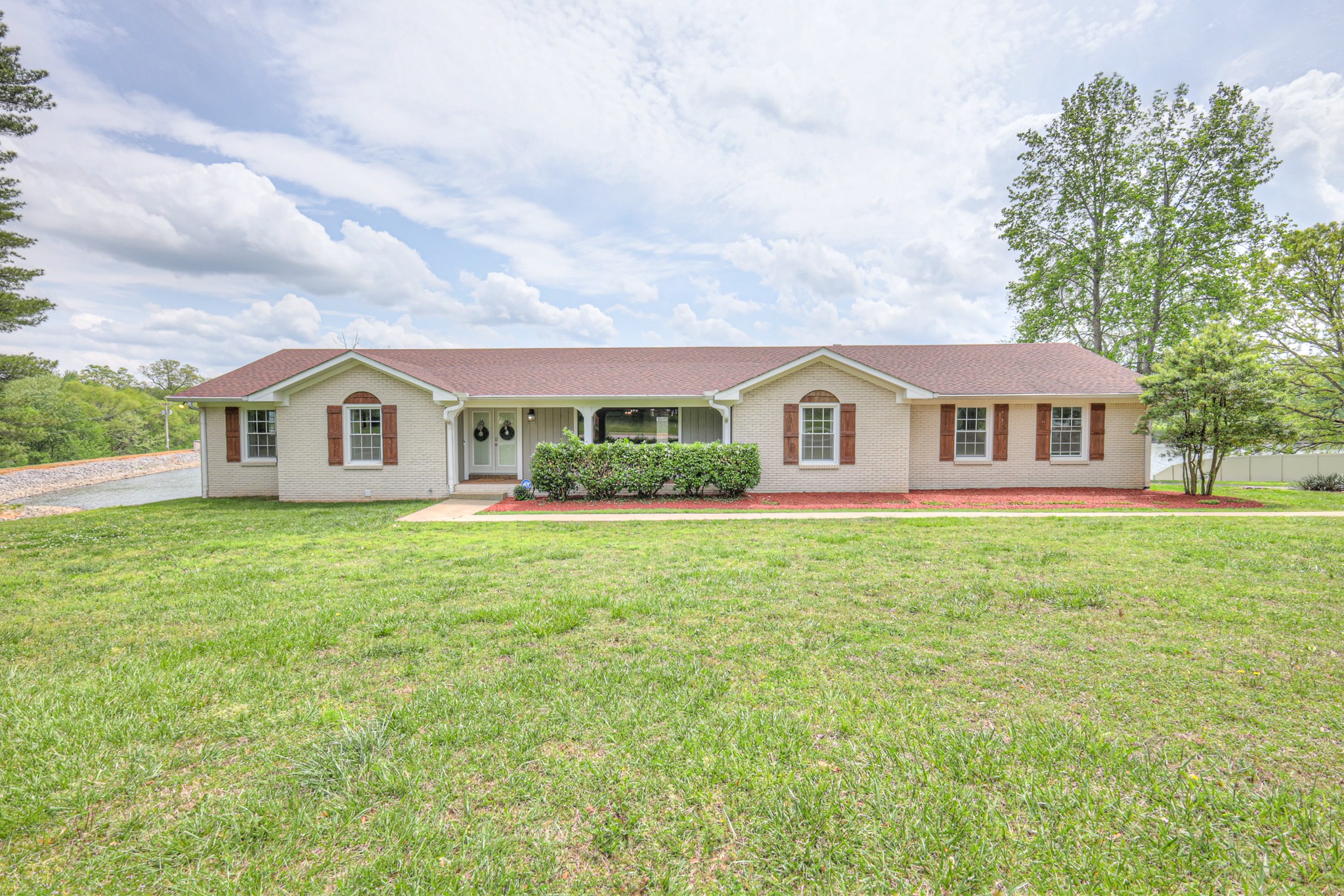 411 Willow Lake Dr Property Photo 1