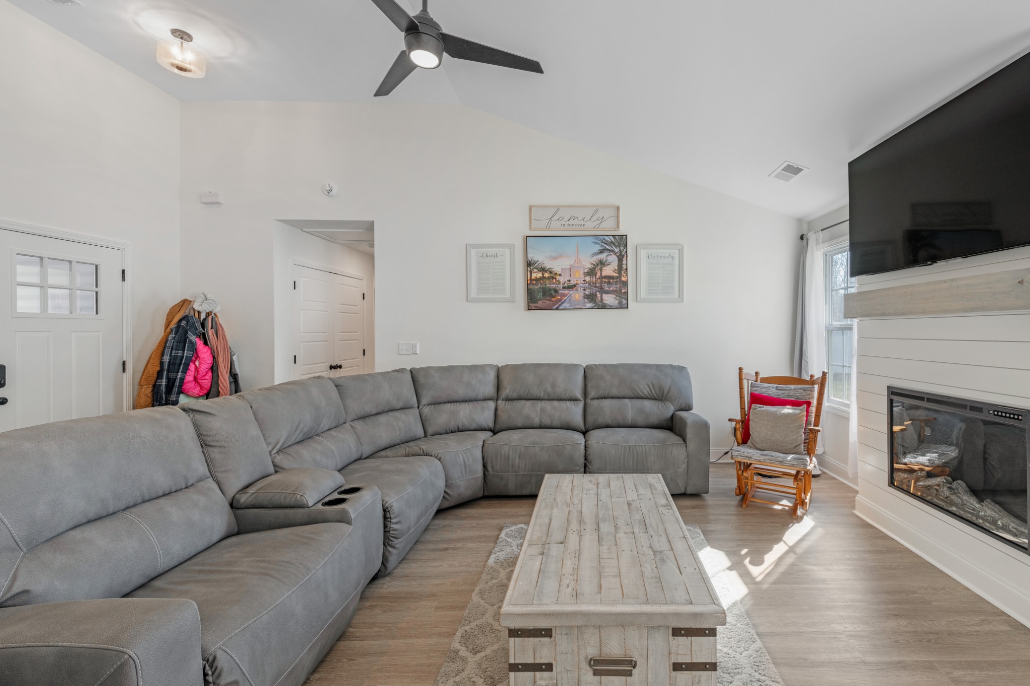 1210 Preston Way Property Photo 4