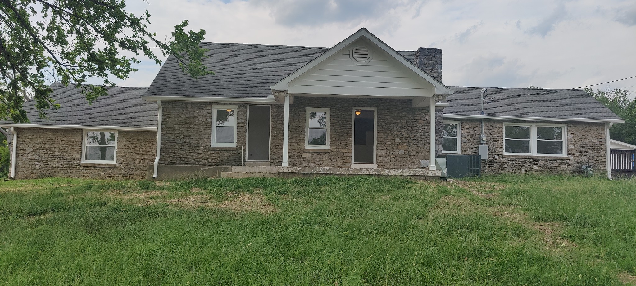 670 W Main St, W Property Photo 1