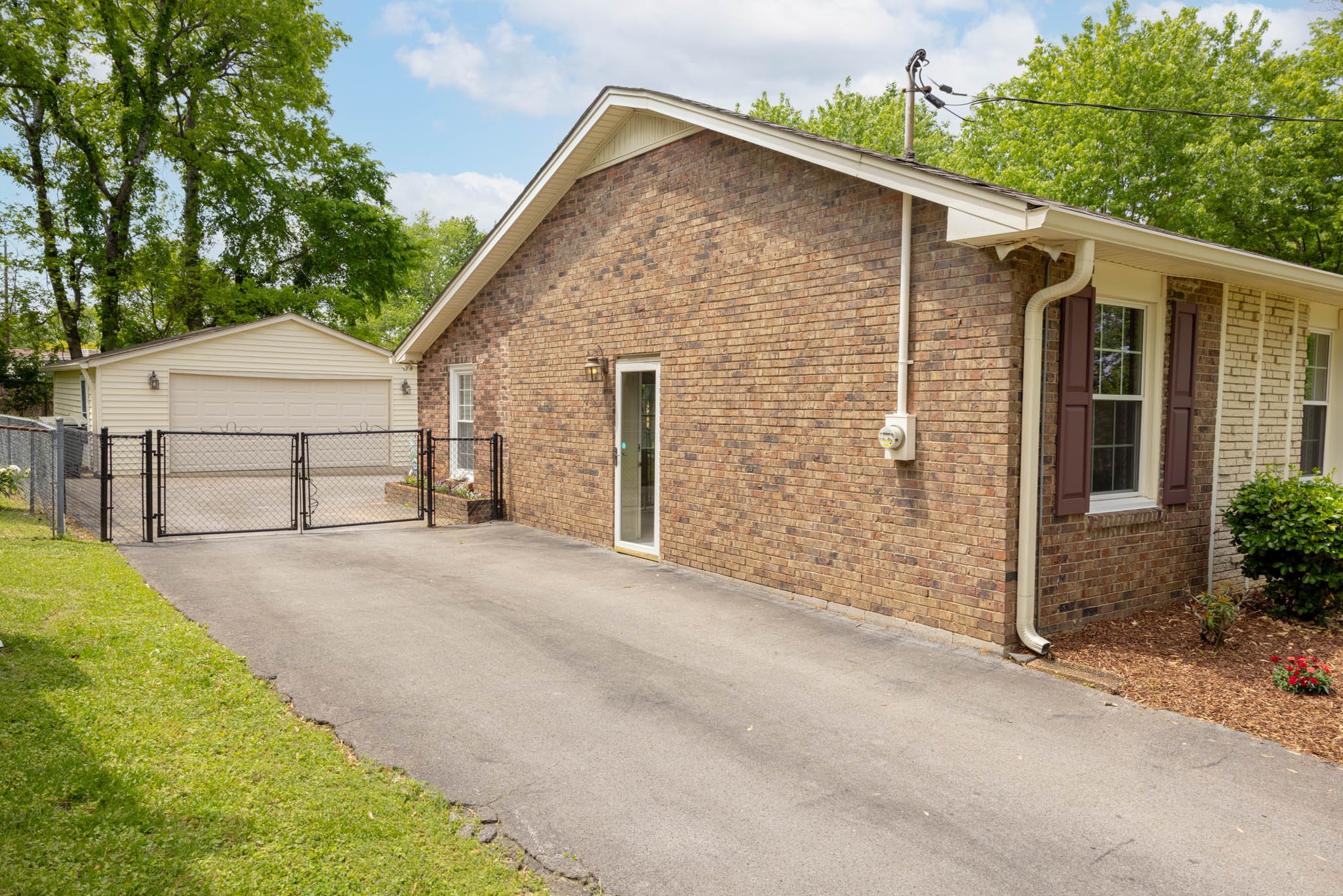 604 Topeka Dr Property Photo 4