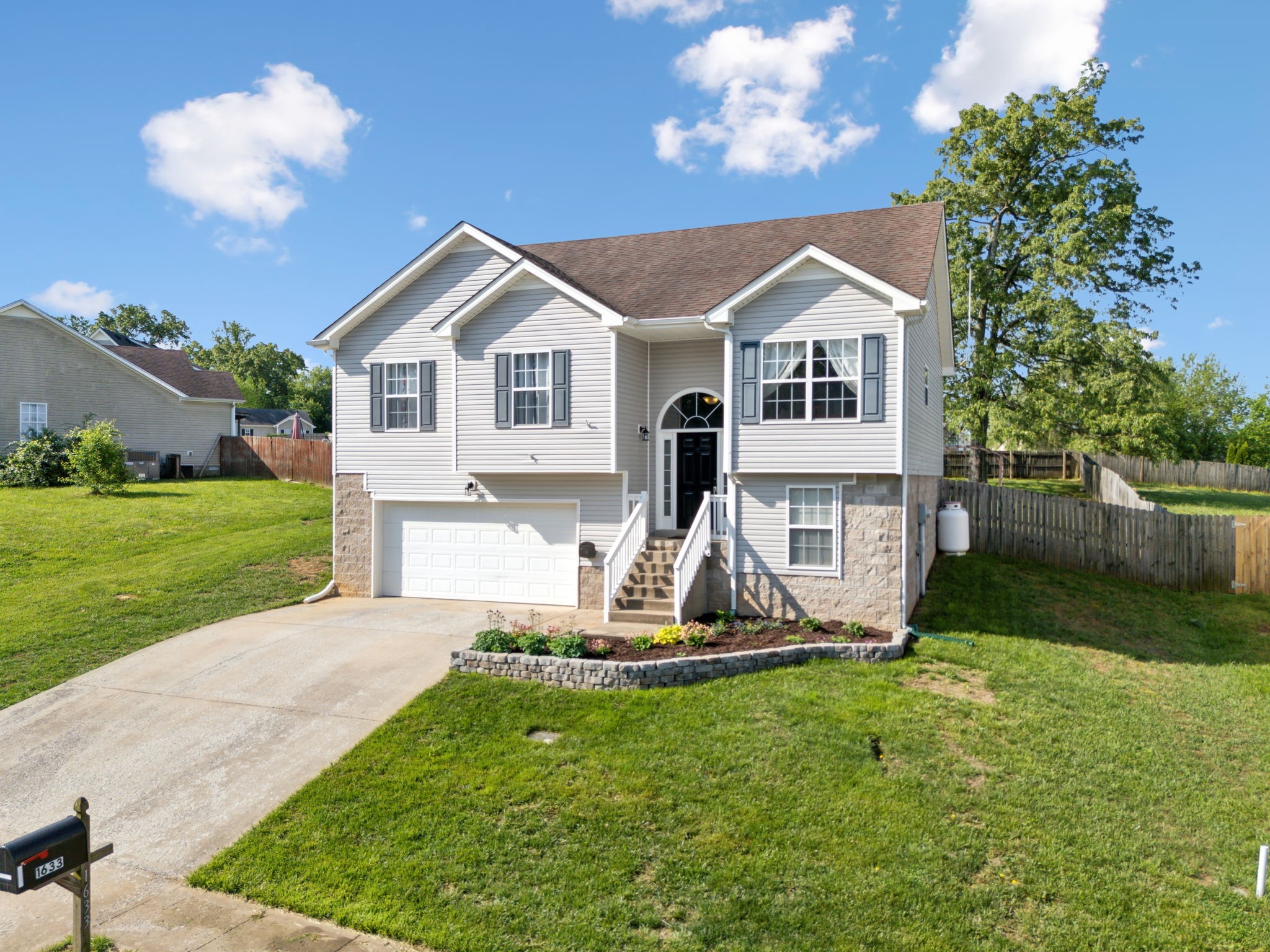 1633 Broad Cir Property Photo 1