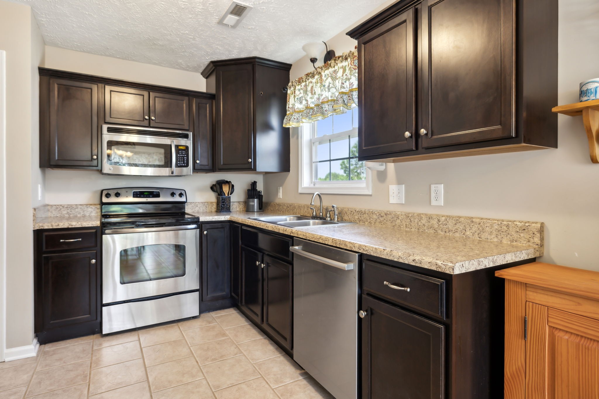 1633 Broad Cir Property Photo 11