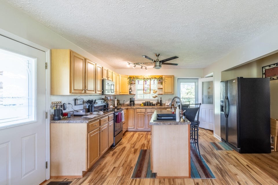 7511 Upper East Valley Rd Property Photo 5