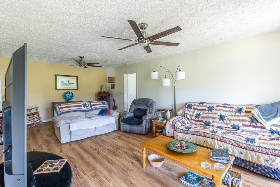 7511 Upper East Valley Rd Property Photo 11