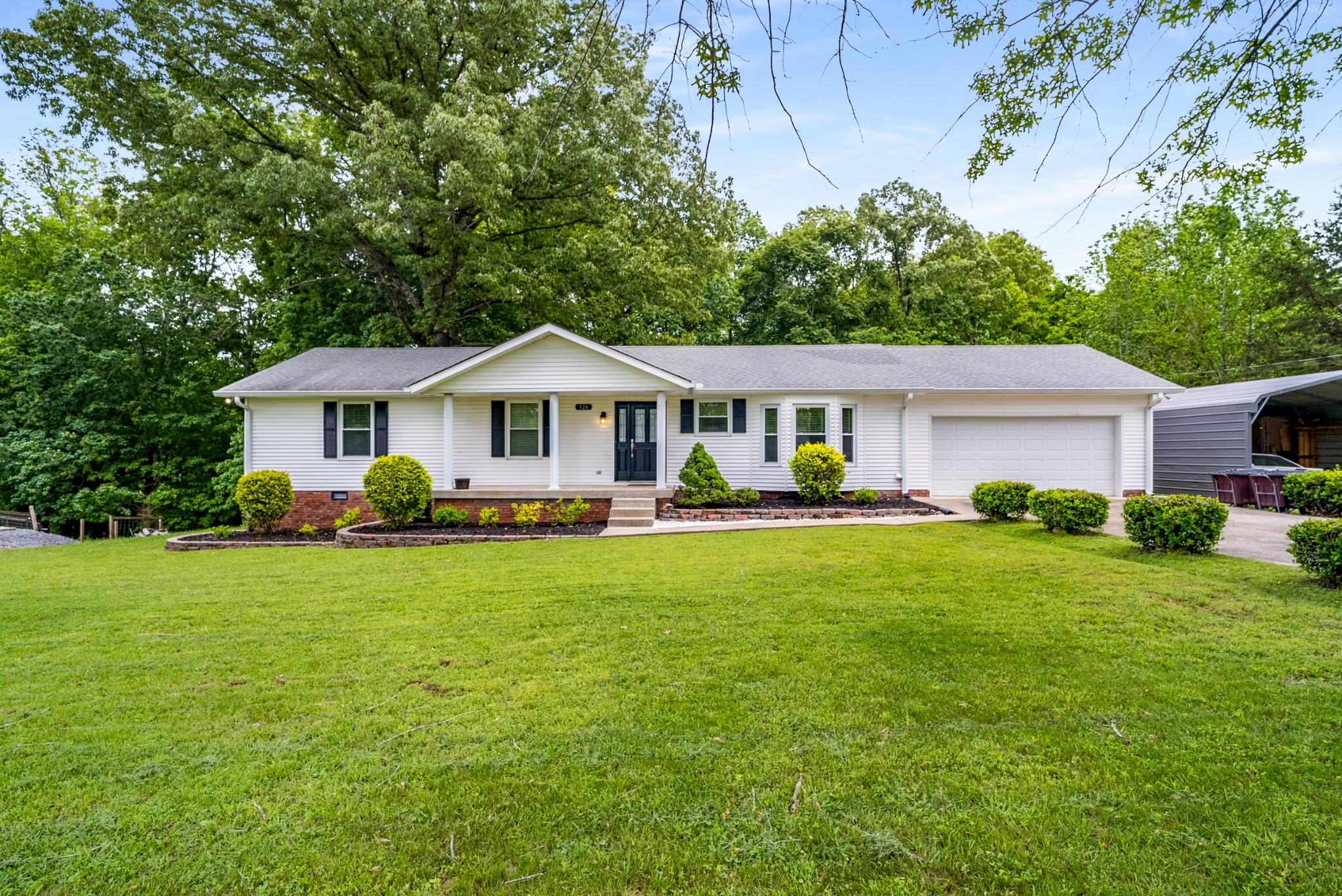 326 Sanders Ln Property Photo