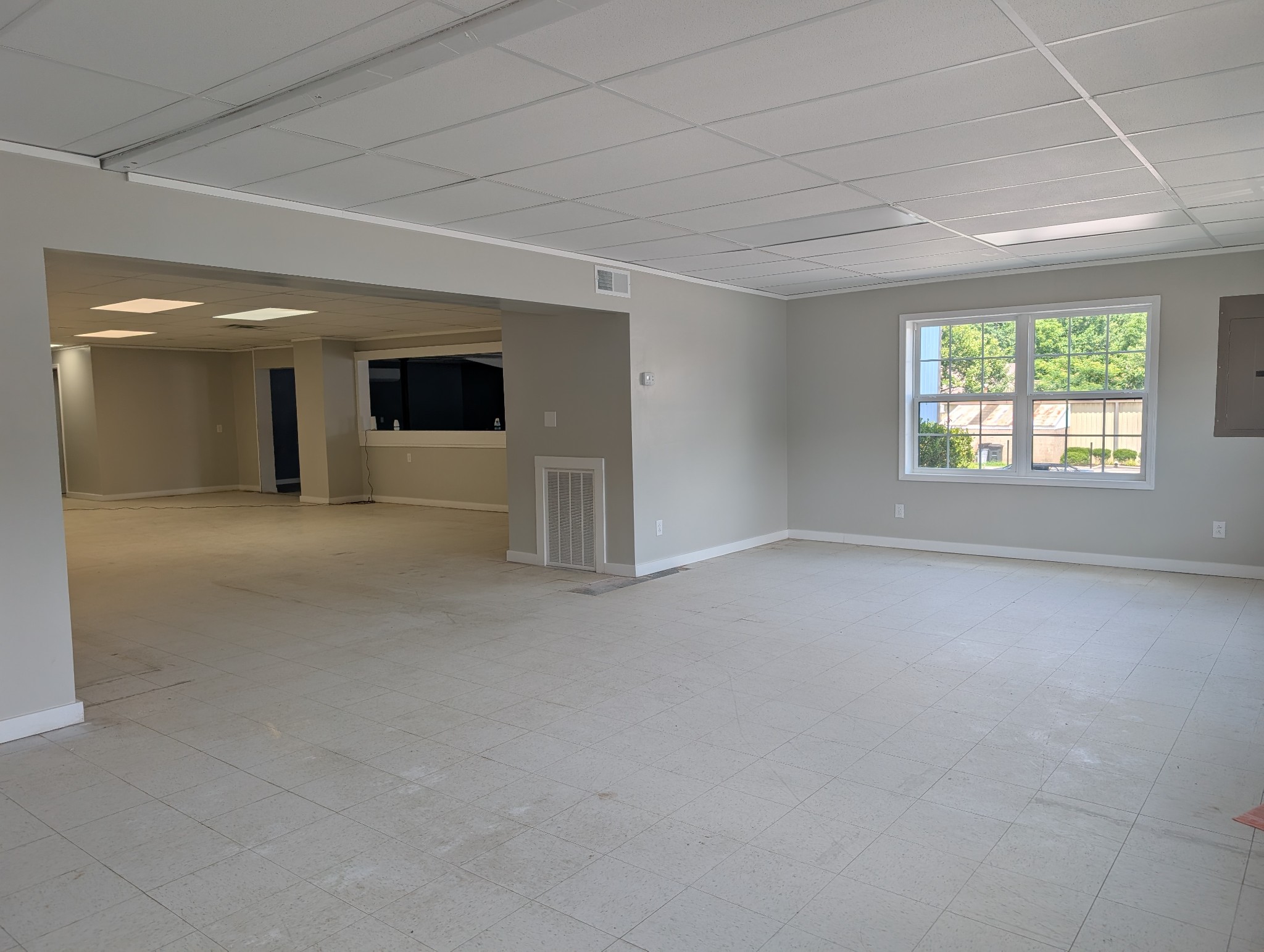 430 E Broad St Property Photo 4