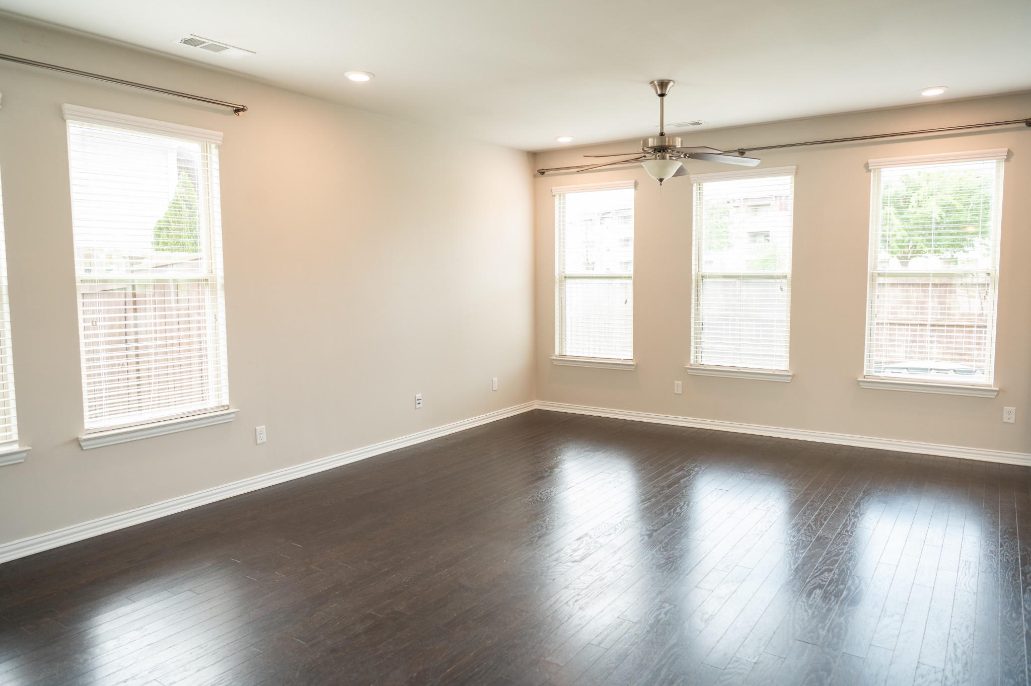 3005 Montrose Ln Property Photo 6