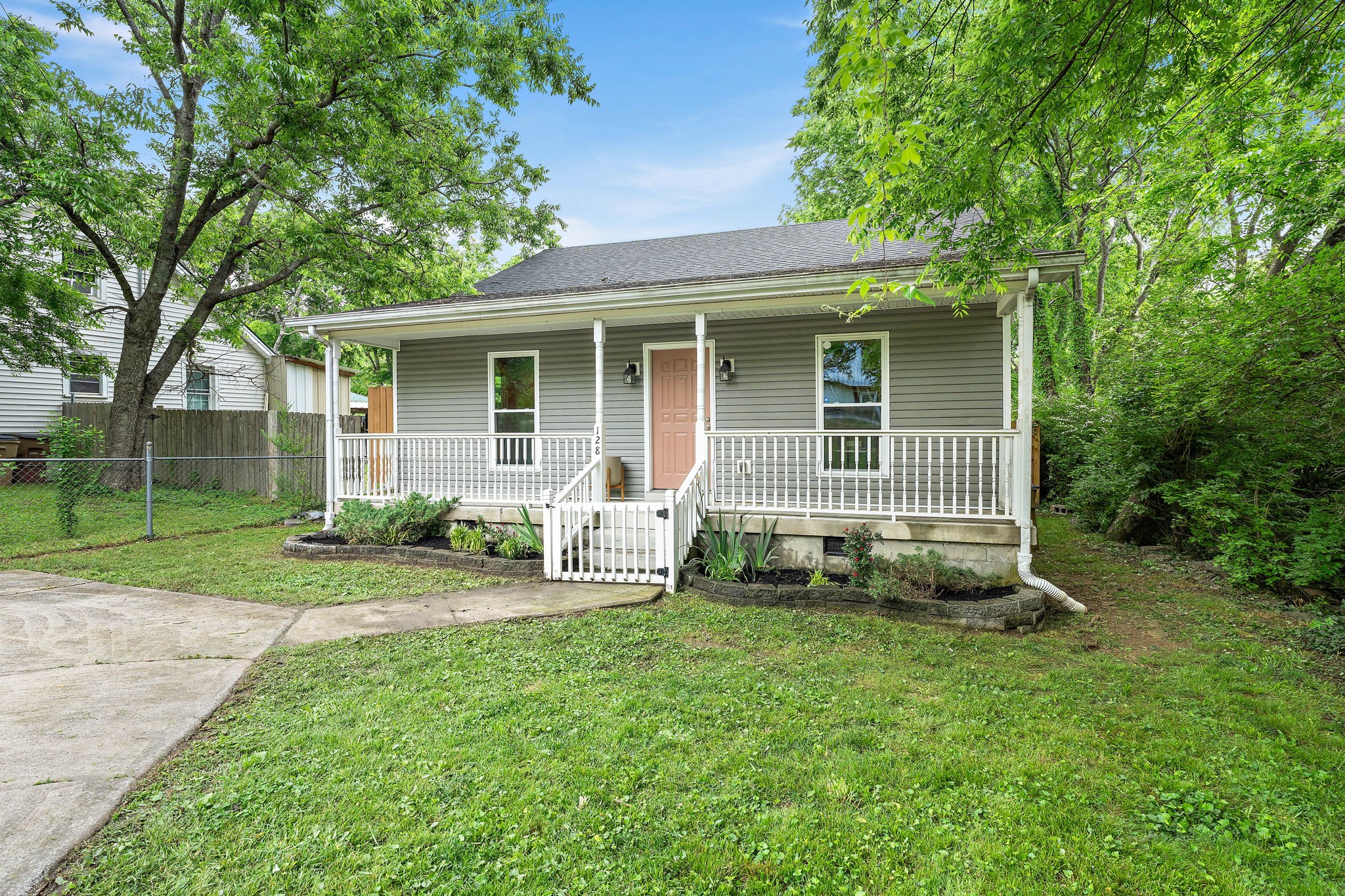 128 Mcarthur Dr Property Photo 1