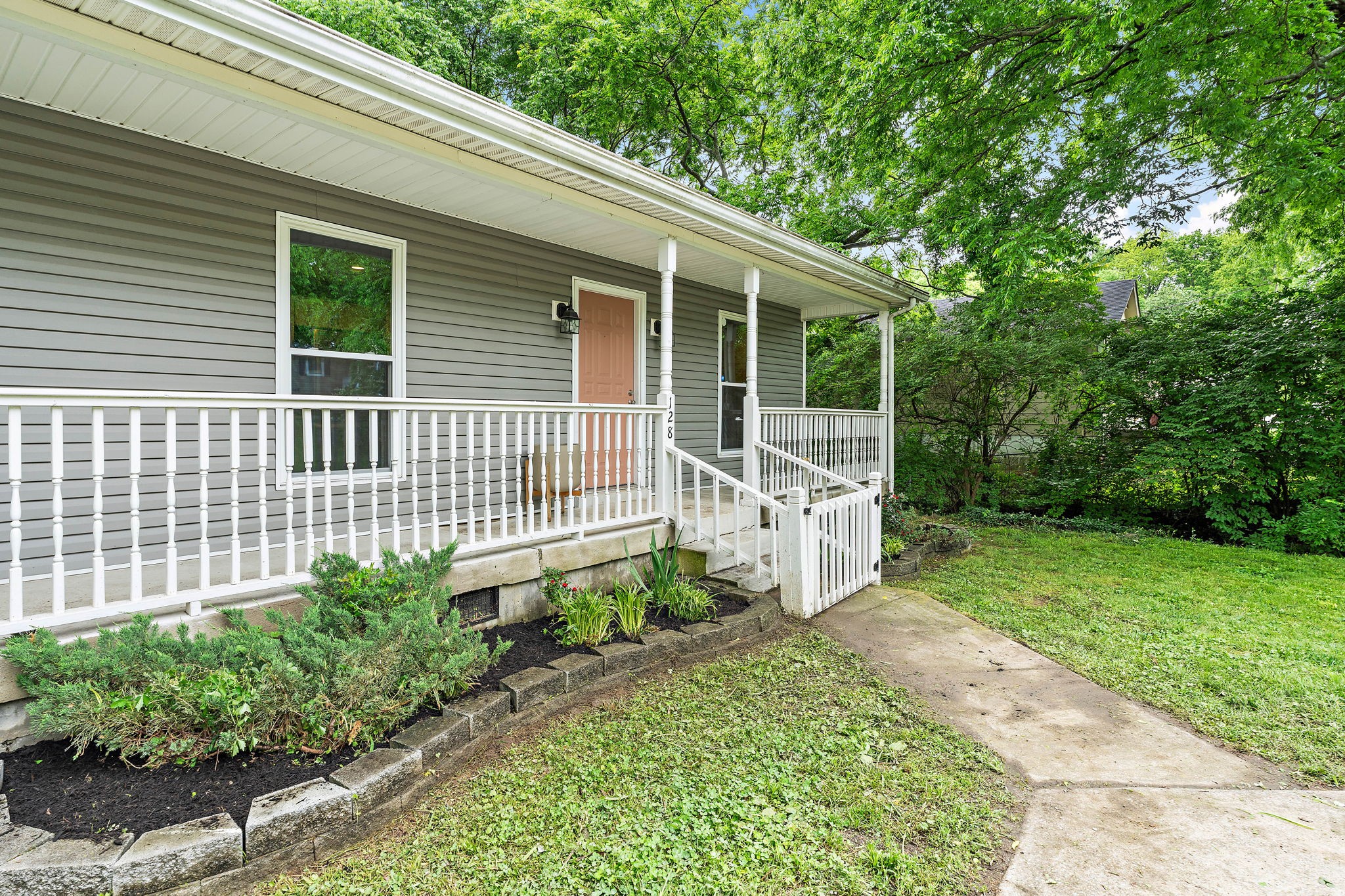 128 Mcarthur Dr Property Photo 3