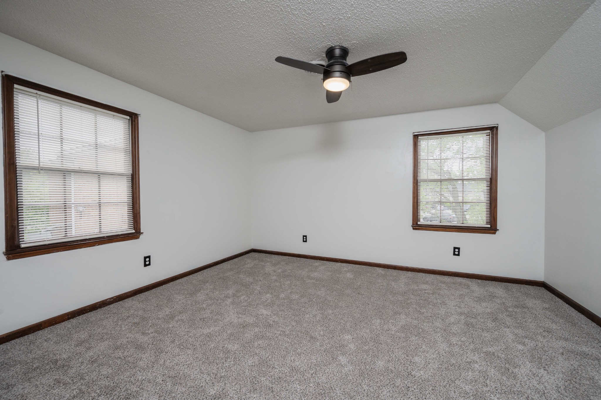 738 E Northfield Blvd Property Photo 17