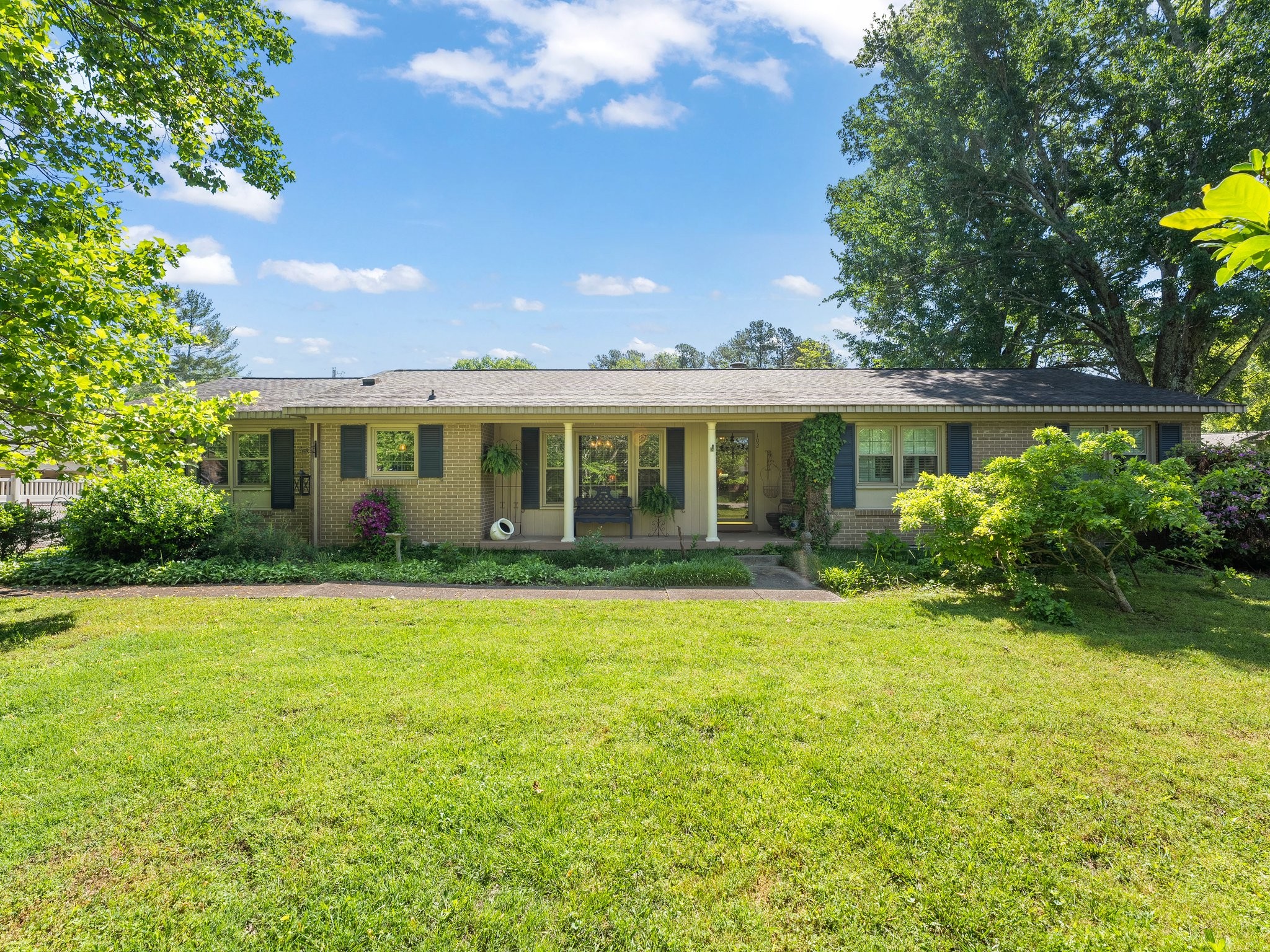 102 Essex Ct Property Photo 1