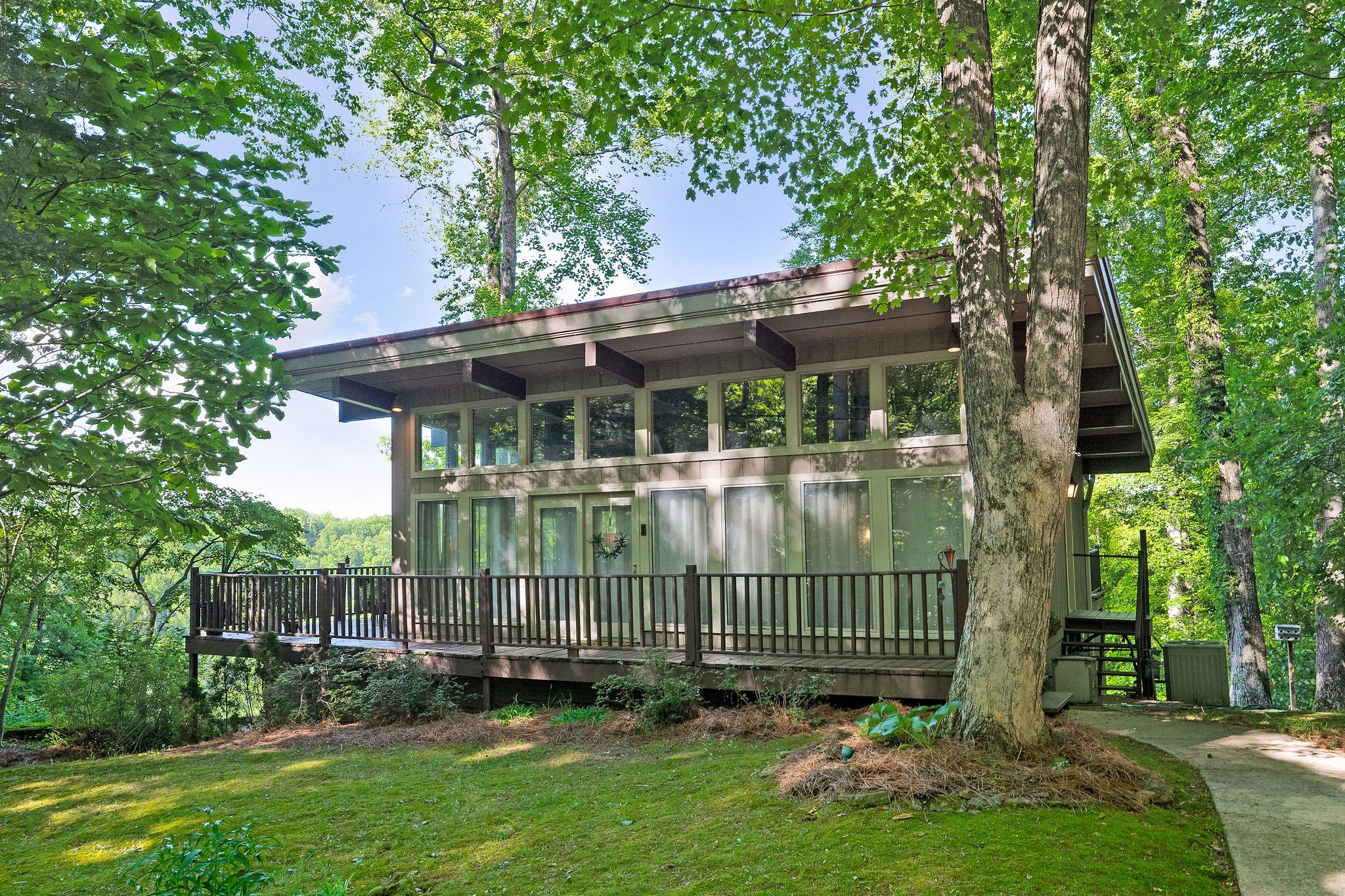 698 Crestview Dr Property Photo