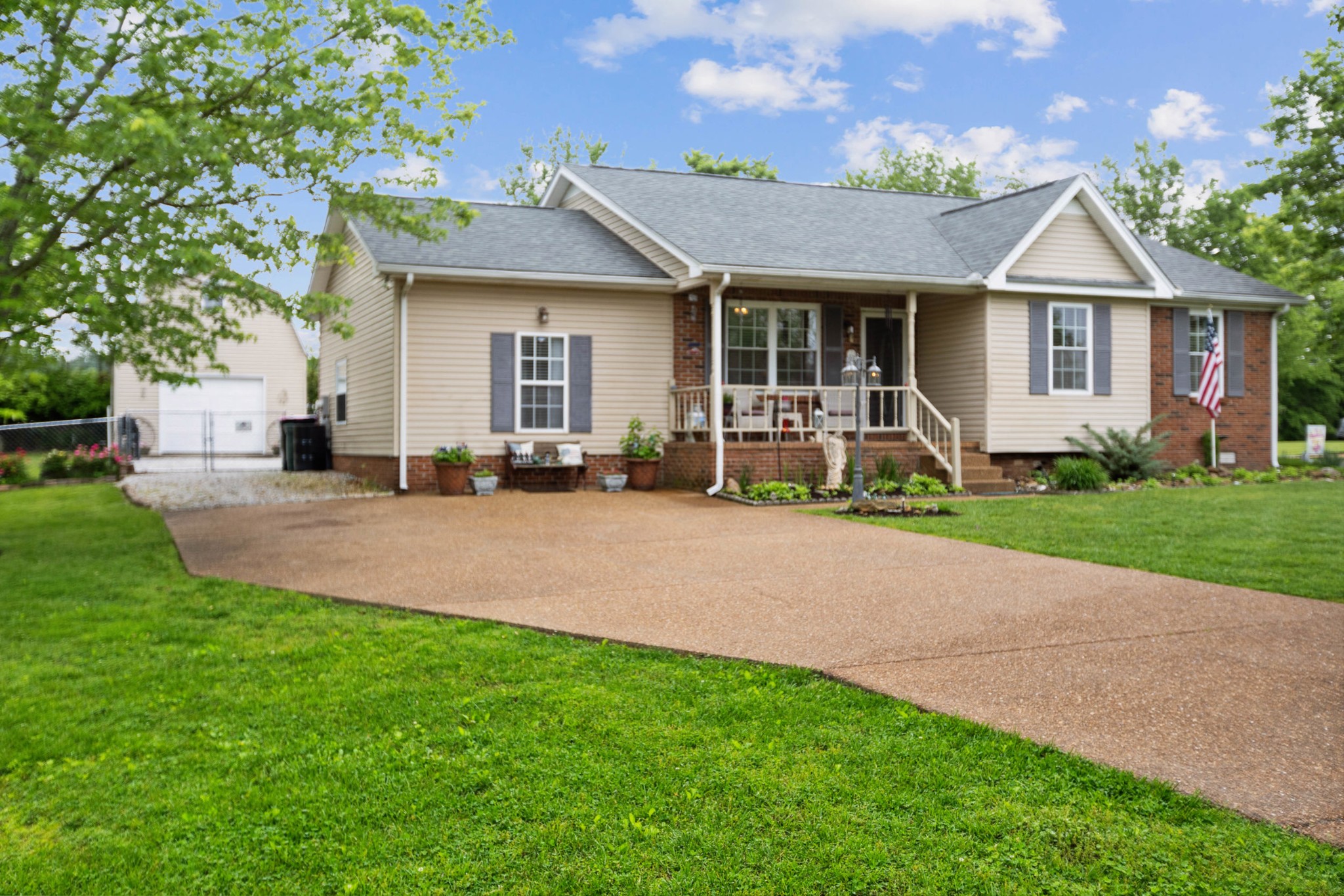 2047 Dogwood Ln Property Photo 1