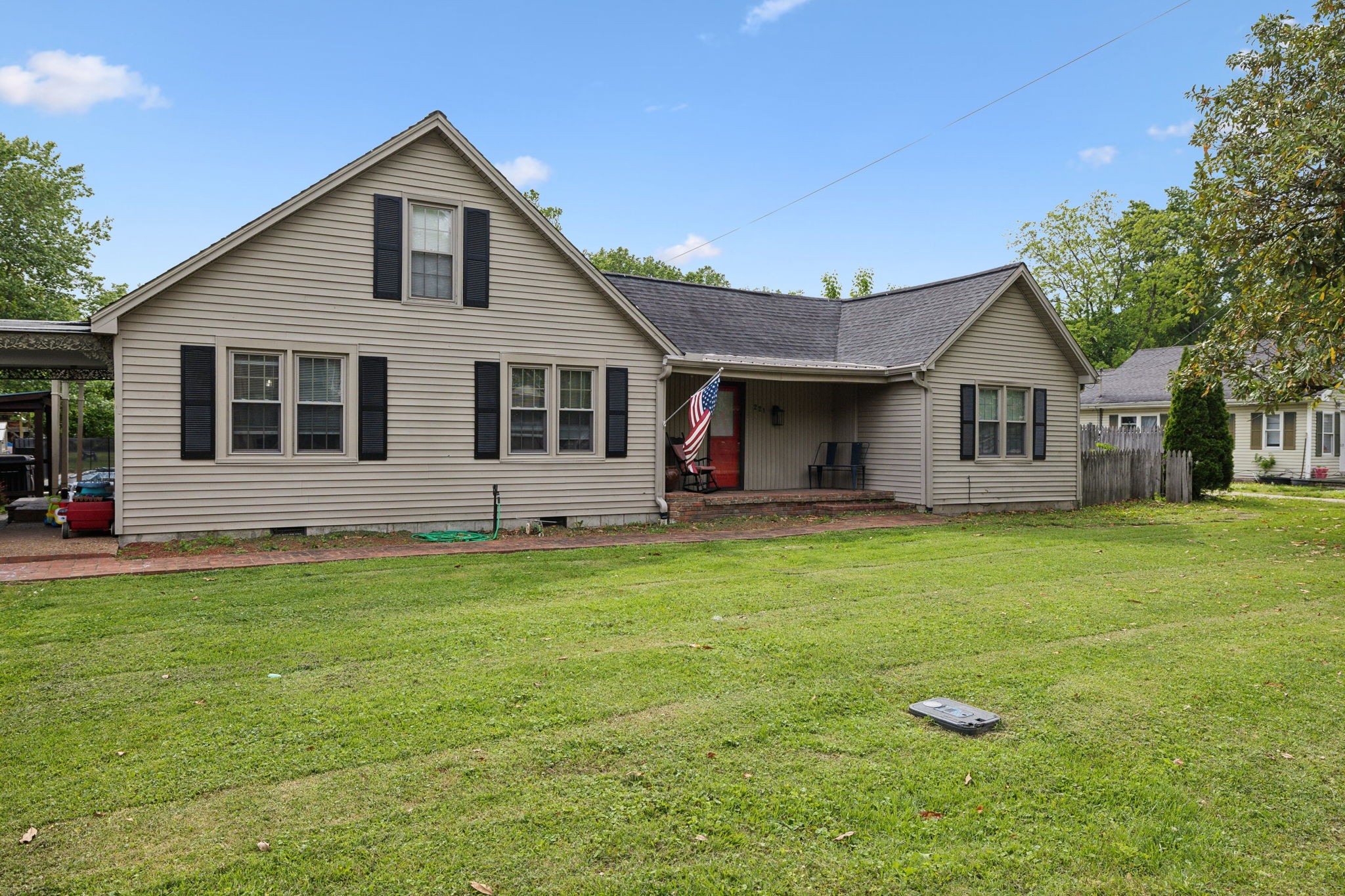 221 N Ewing St Property Photo 1