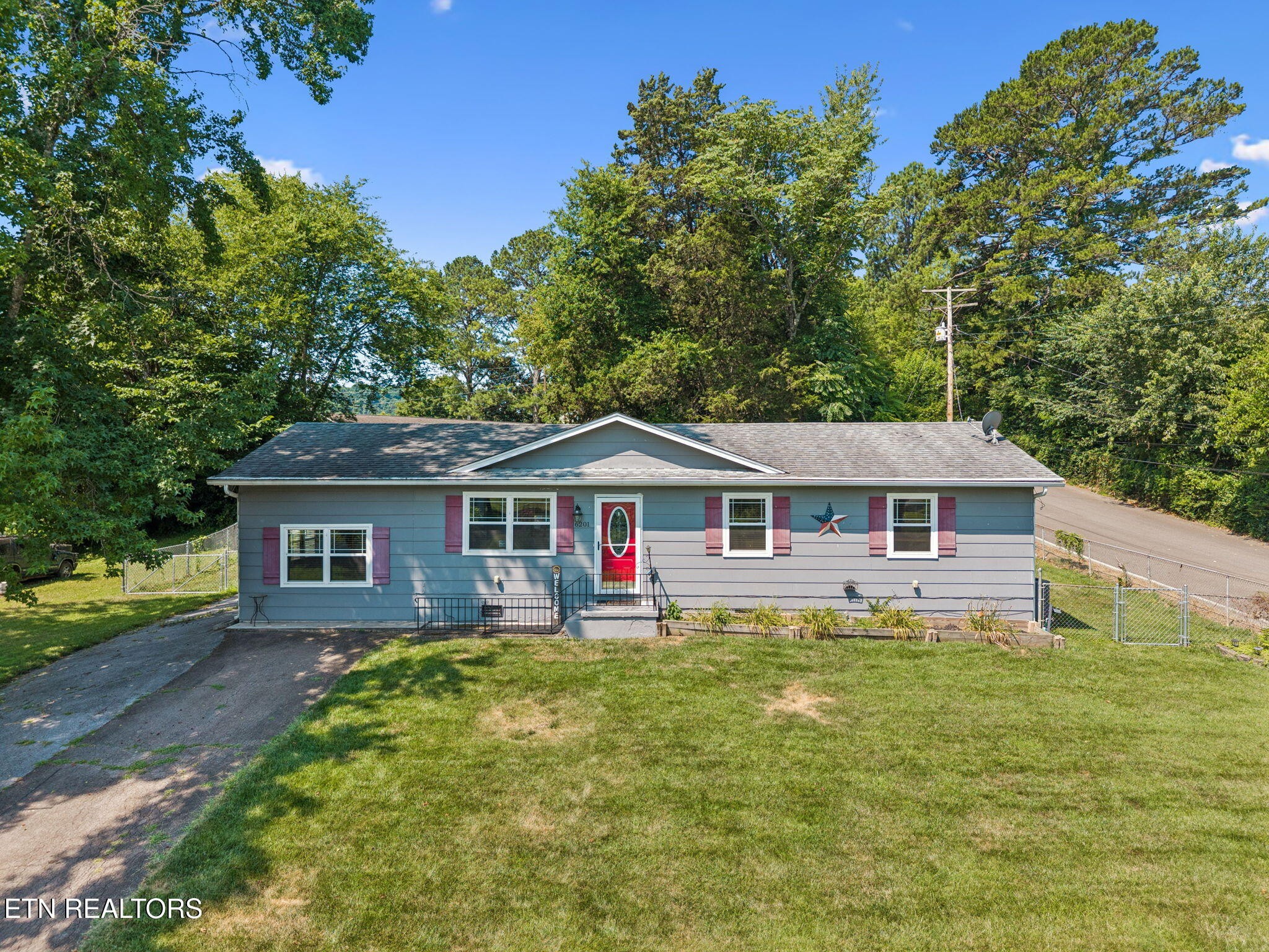 6201 Moore Rd Property Photo 4