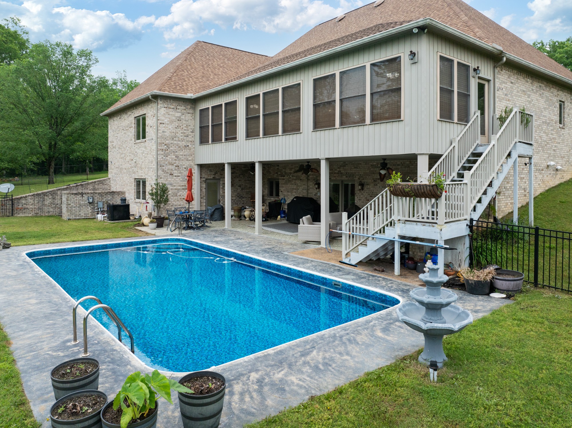 575 Homestead Ln Property Photo