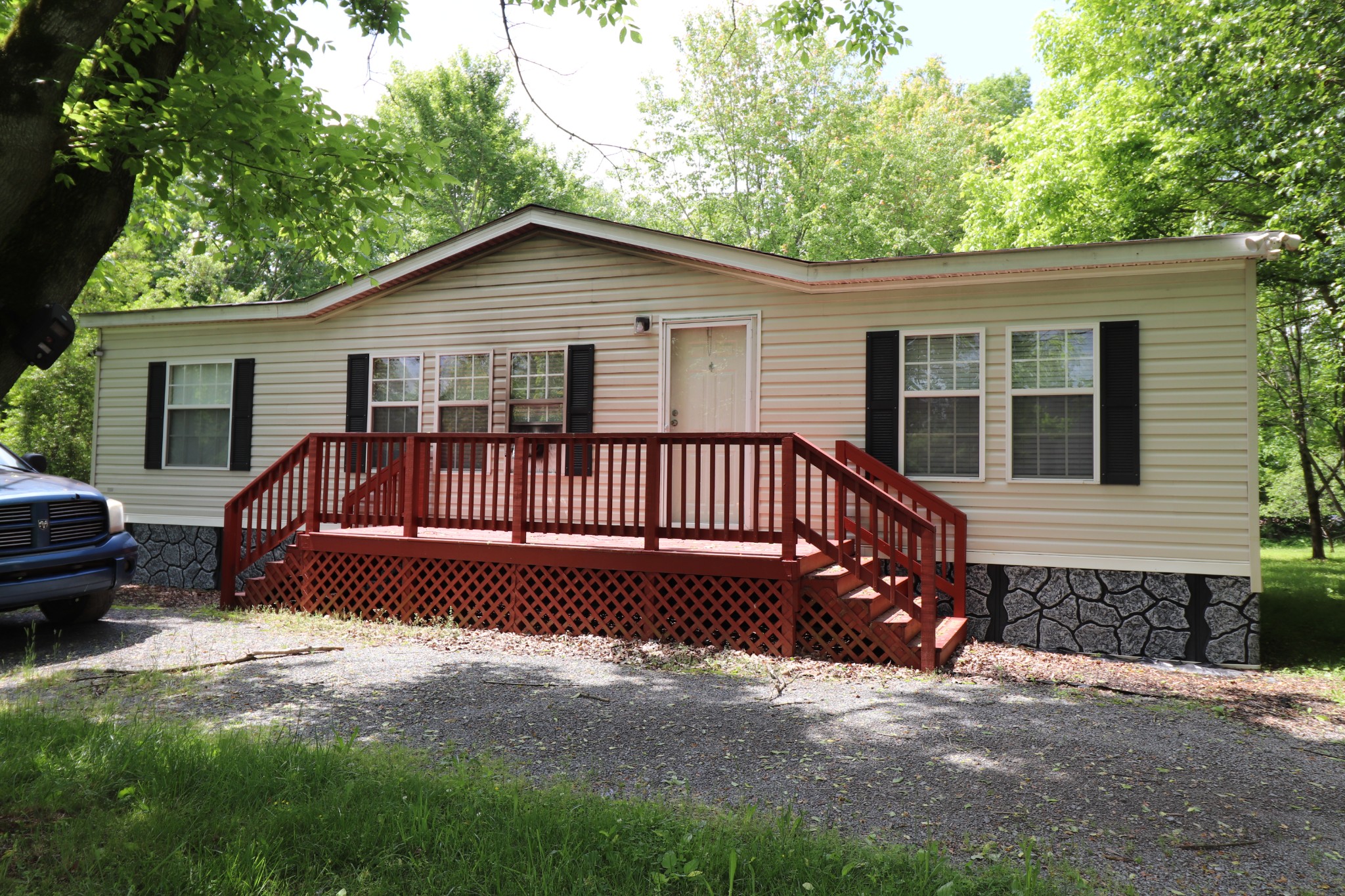 697 Sadlers Chapel Rd Property Photo