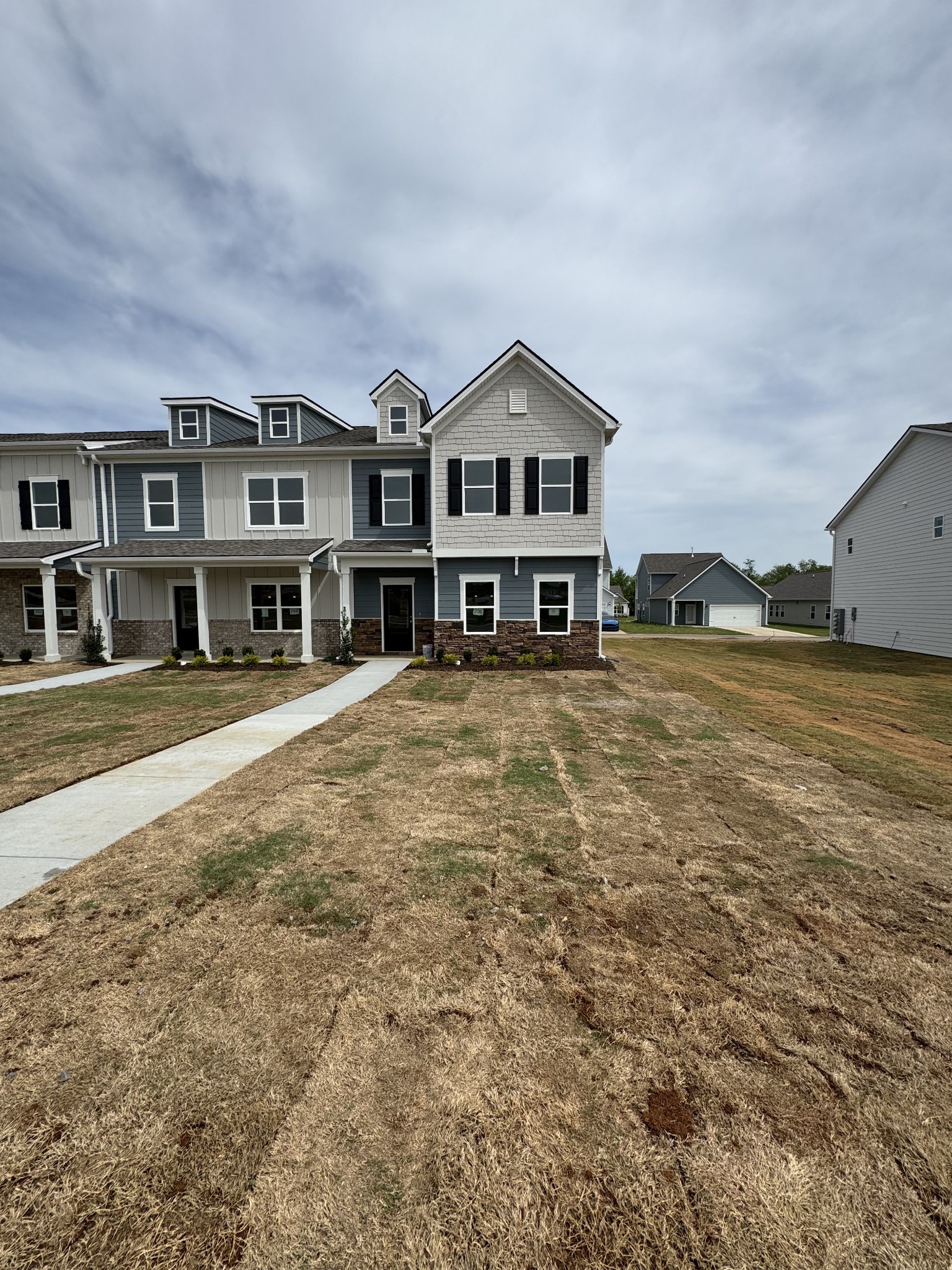 206 Gunnersbury Dr Property Photo 1