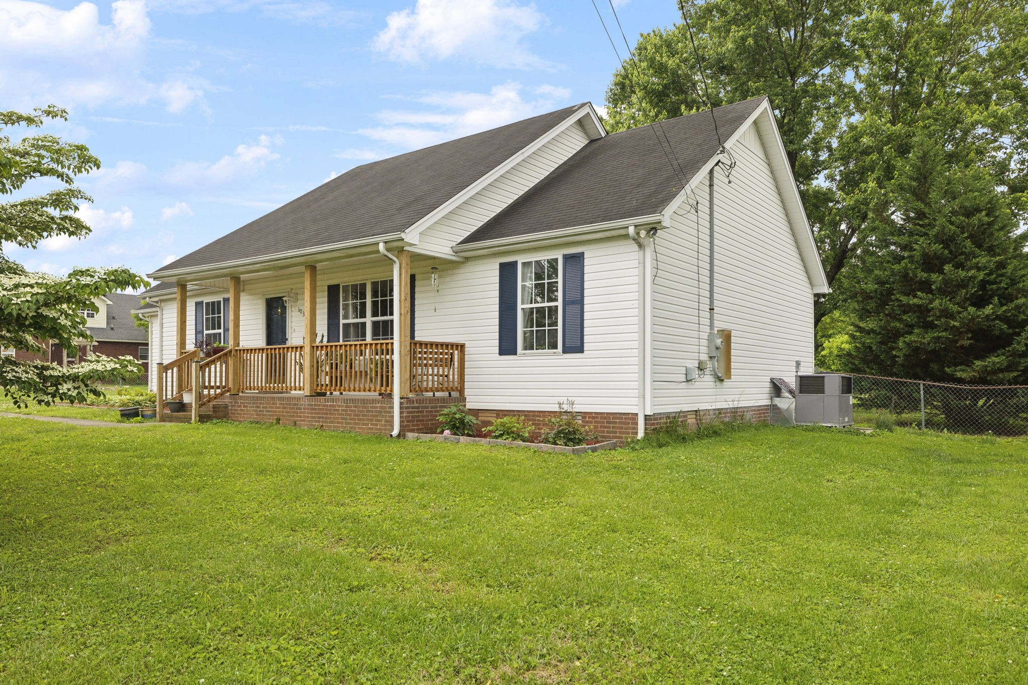 103 Couples Ct Property Photo 5