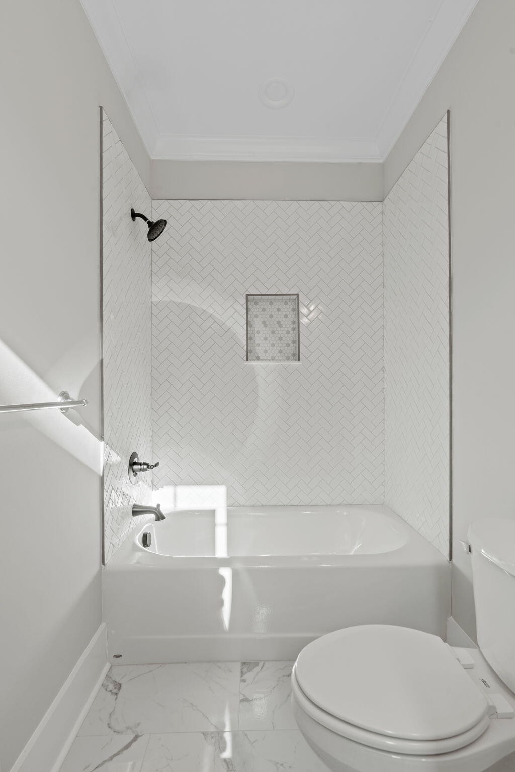 490 Lakeshore Cove Drive Property Photo 12