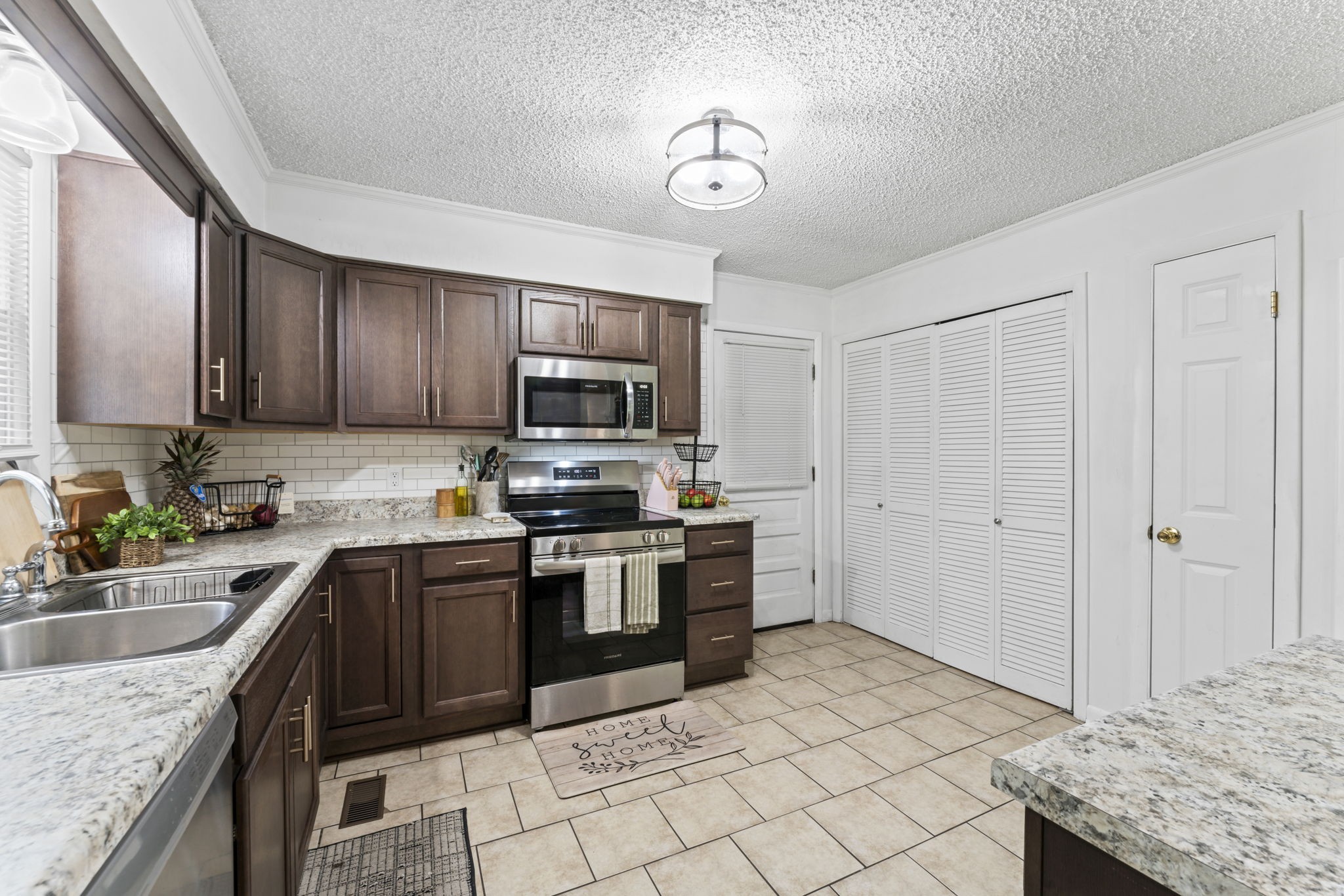 211 Elmwood Dr Property Photo 6