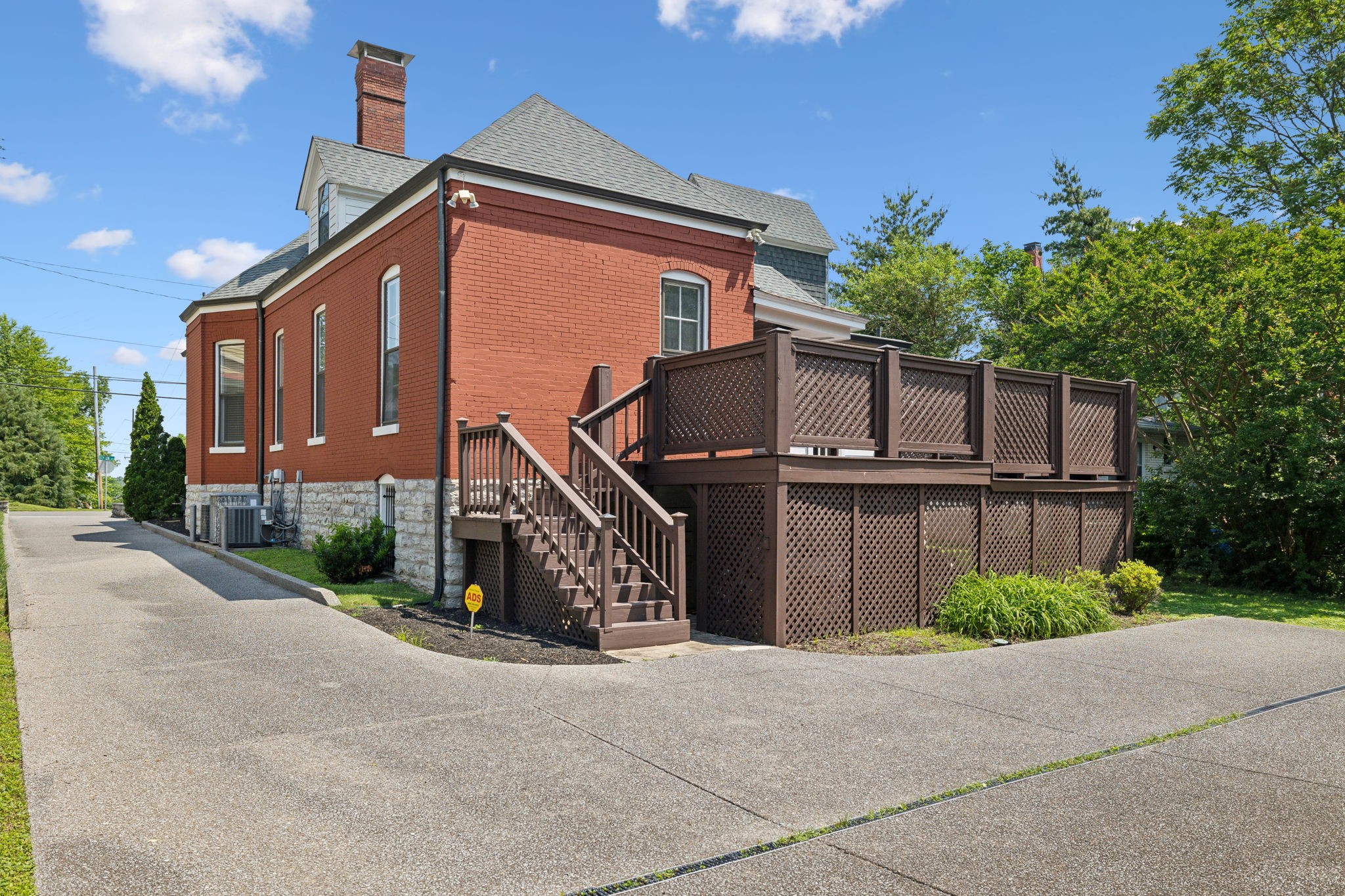 743 Benton Ave Property Photo 4