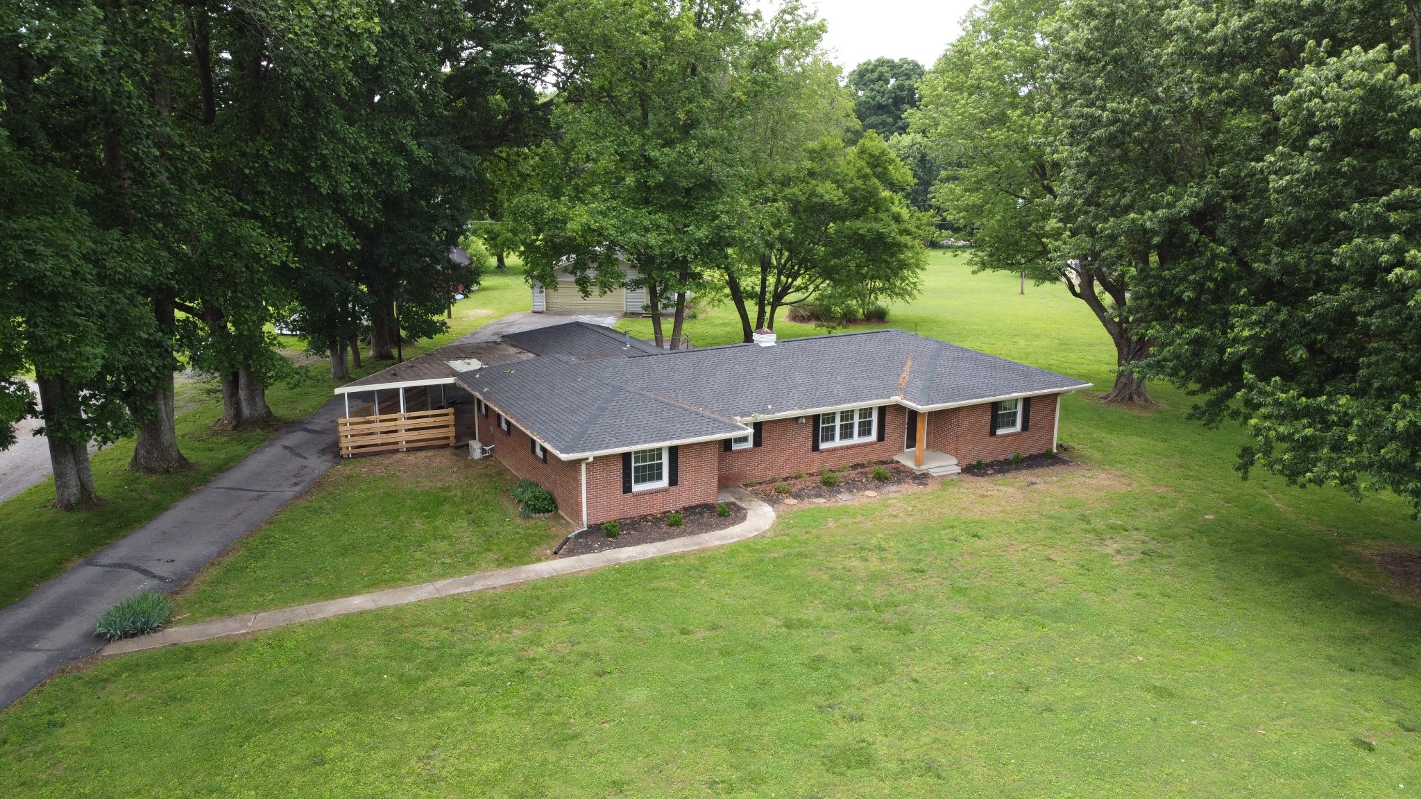 1305 Ellington Dr Property Photo 1