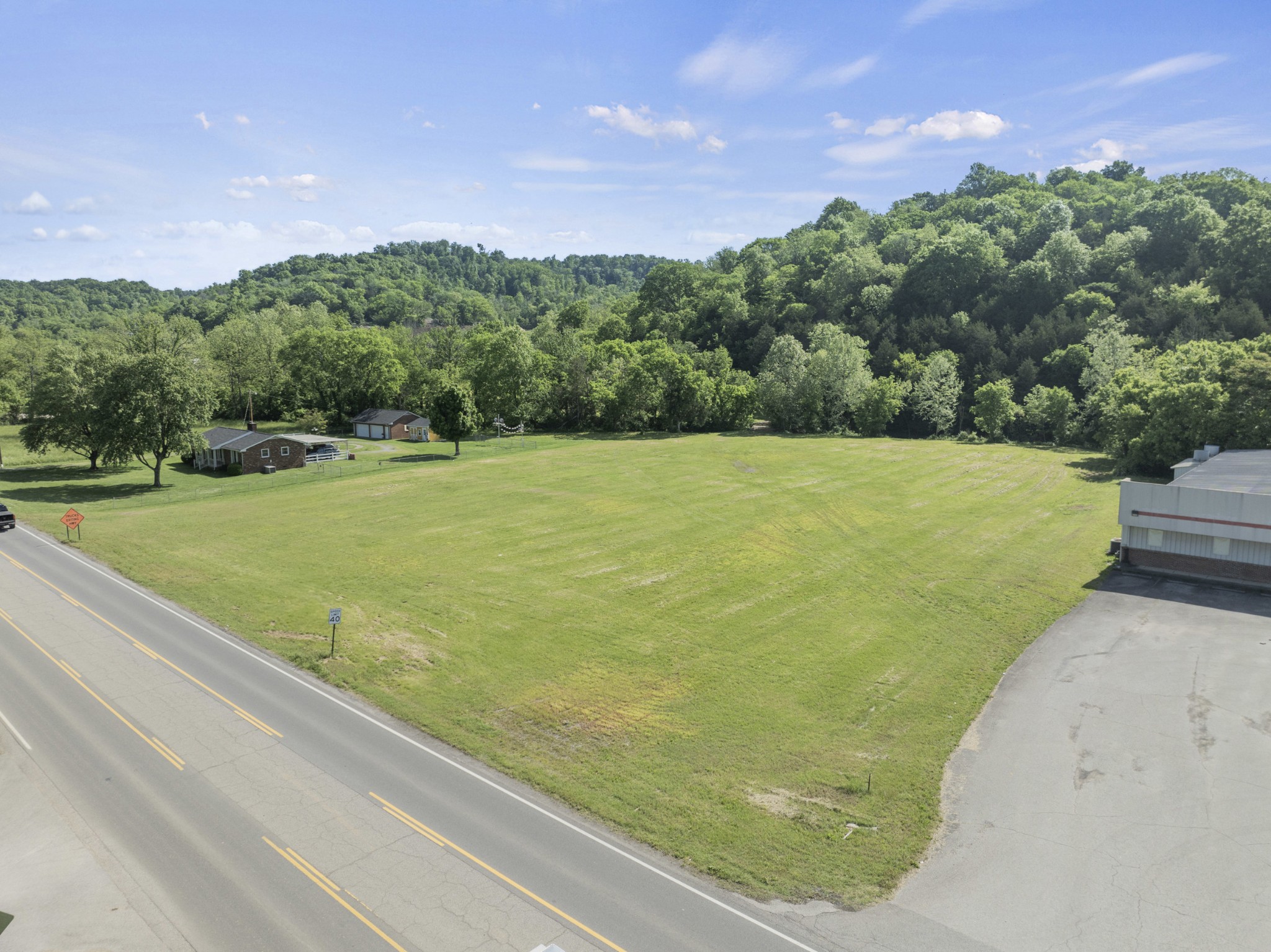 1135 Louisville Hwy Property Photo 4