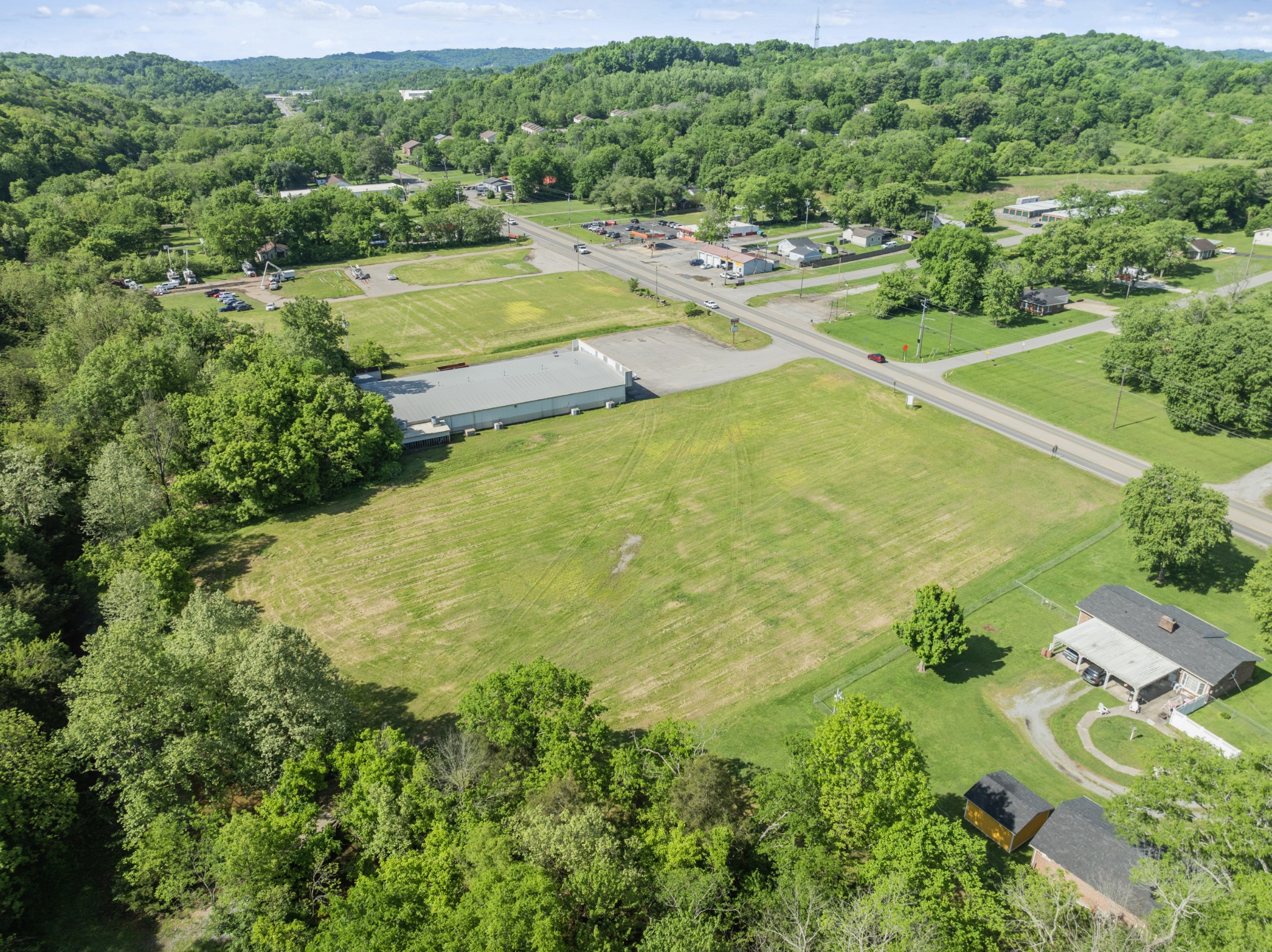 1135 Louisville Hwy Property Photo 5