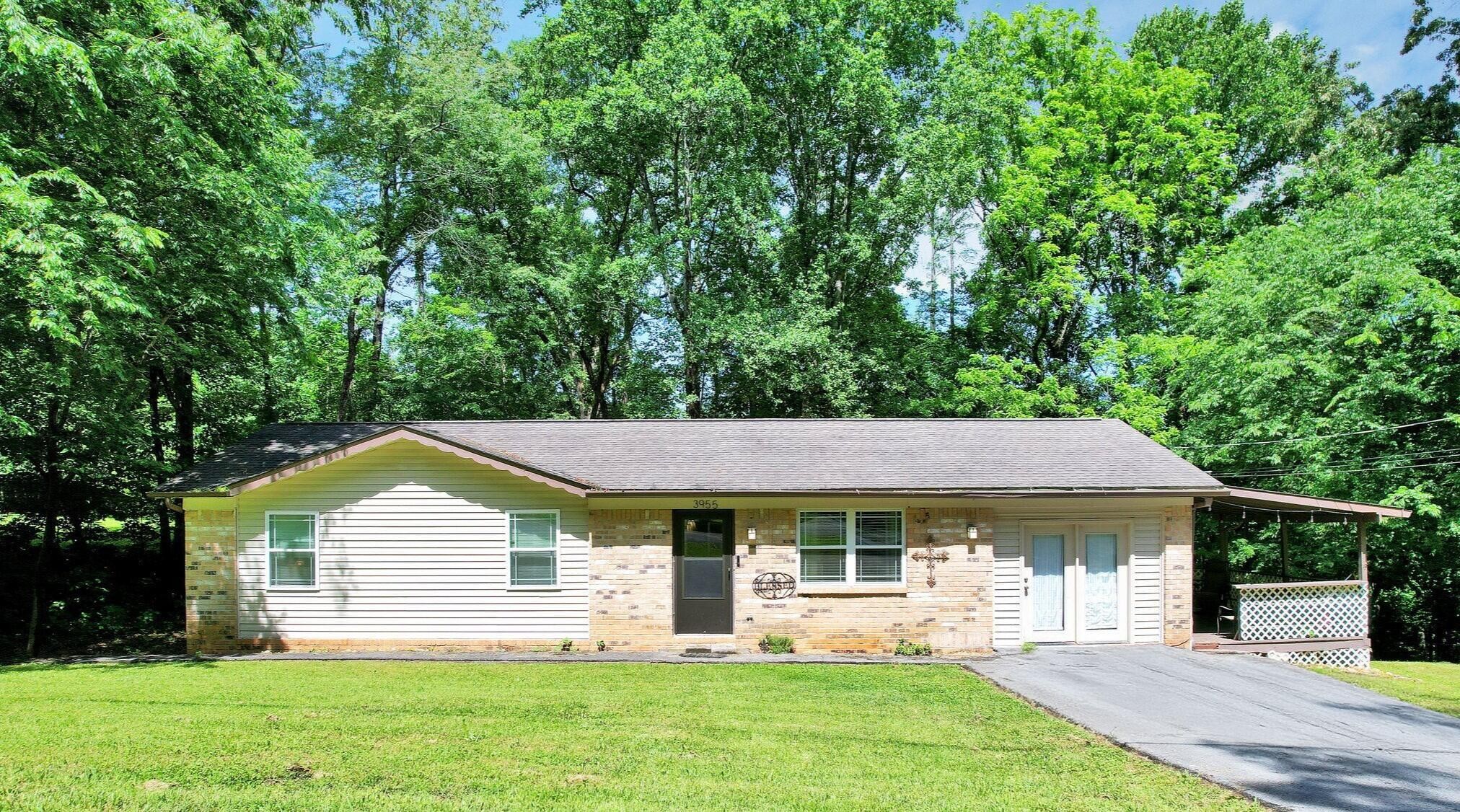 3955 Lynncrest Drive, Ne Property Photo 1