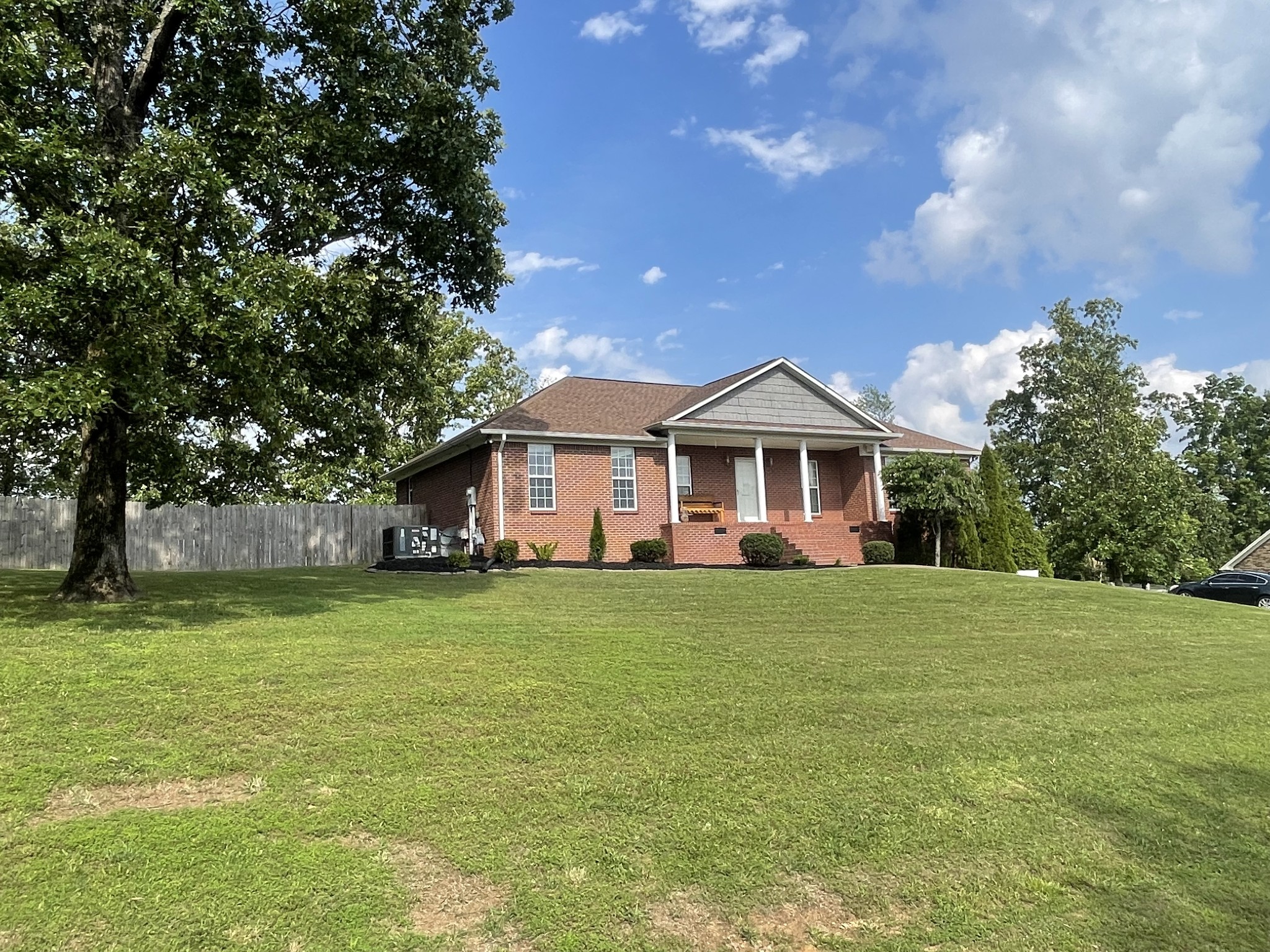 126 E Laurel Dr Property Photo
