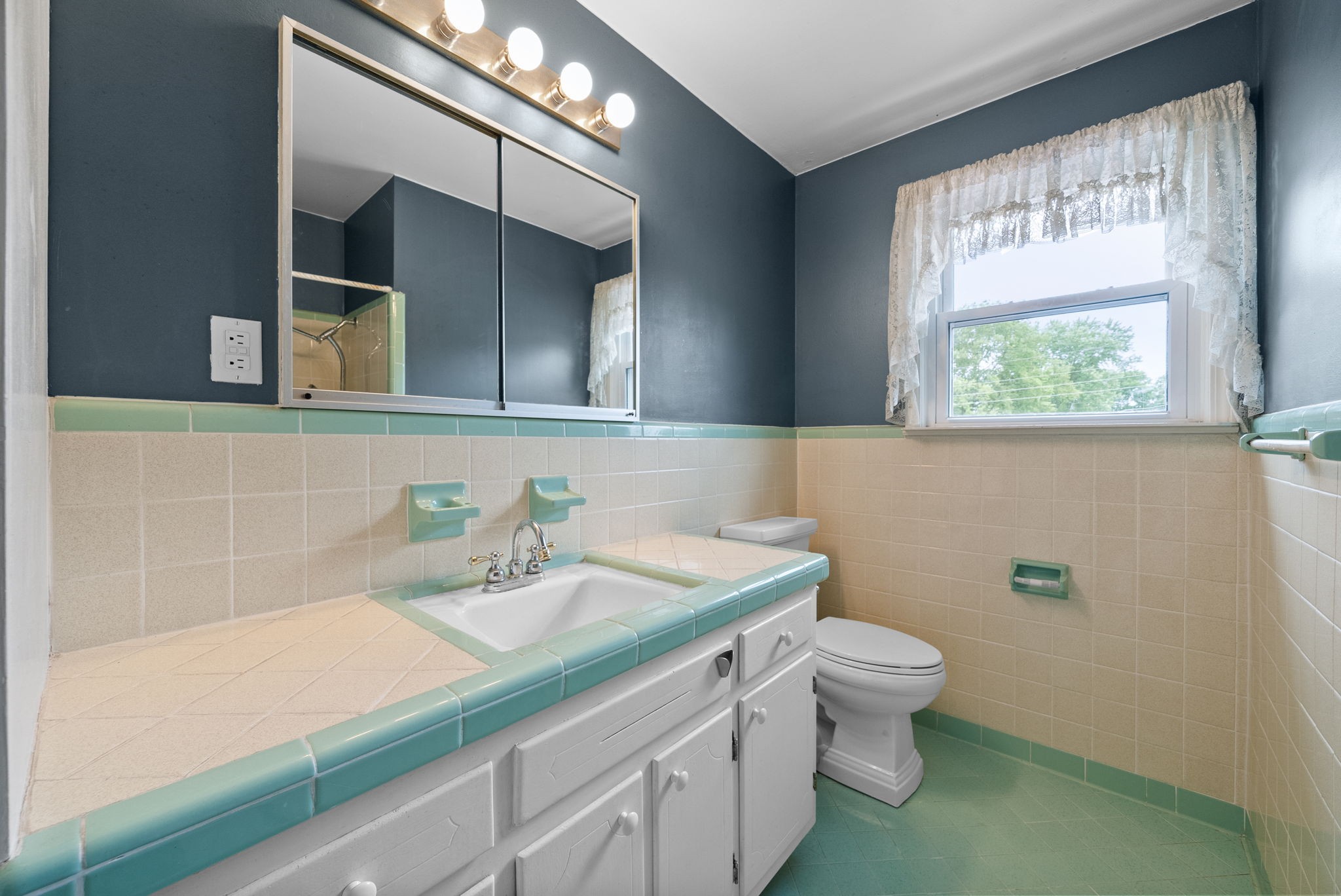 111 Rainbow St Property Photo 18