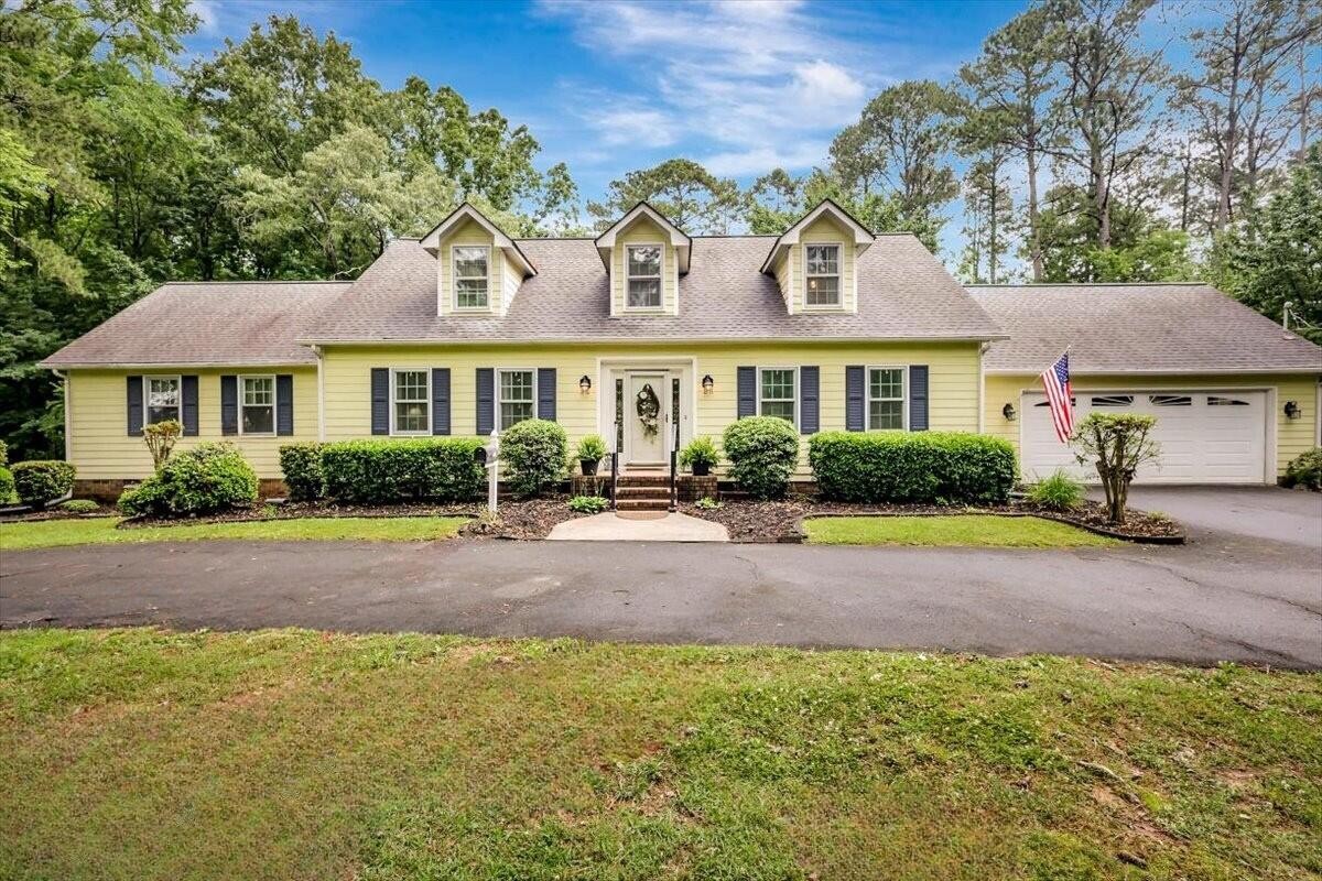 400 Three Oaks Drive, SE