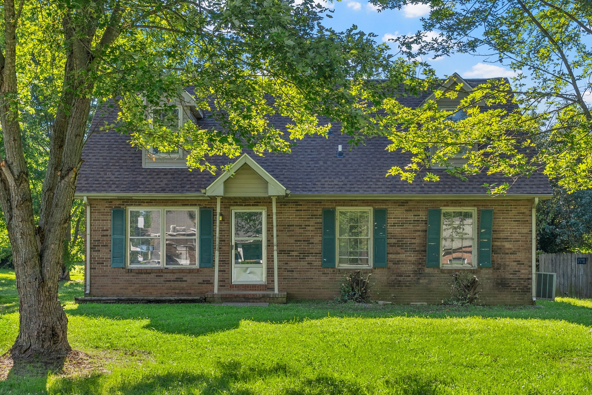 1213 Woodbridge Dr Property Photo 1