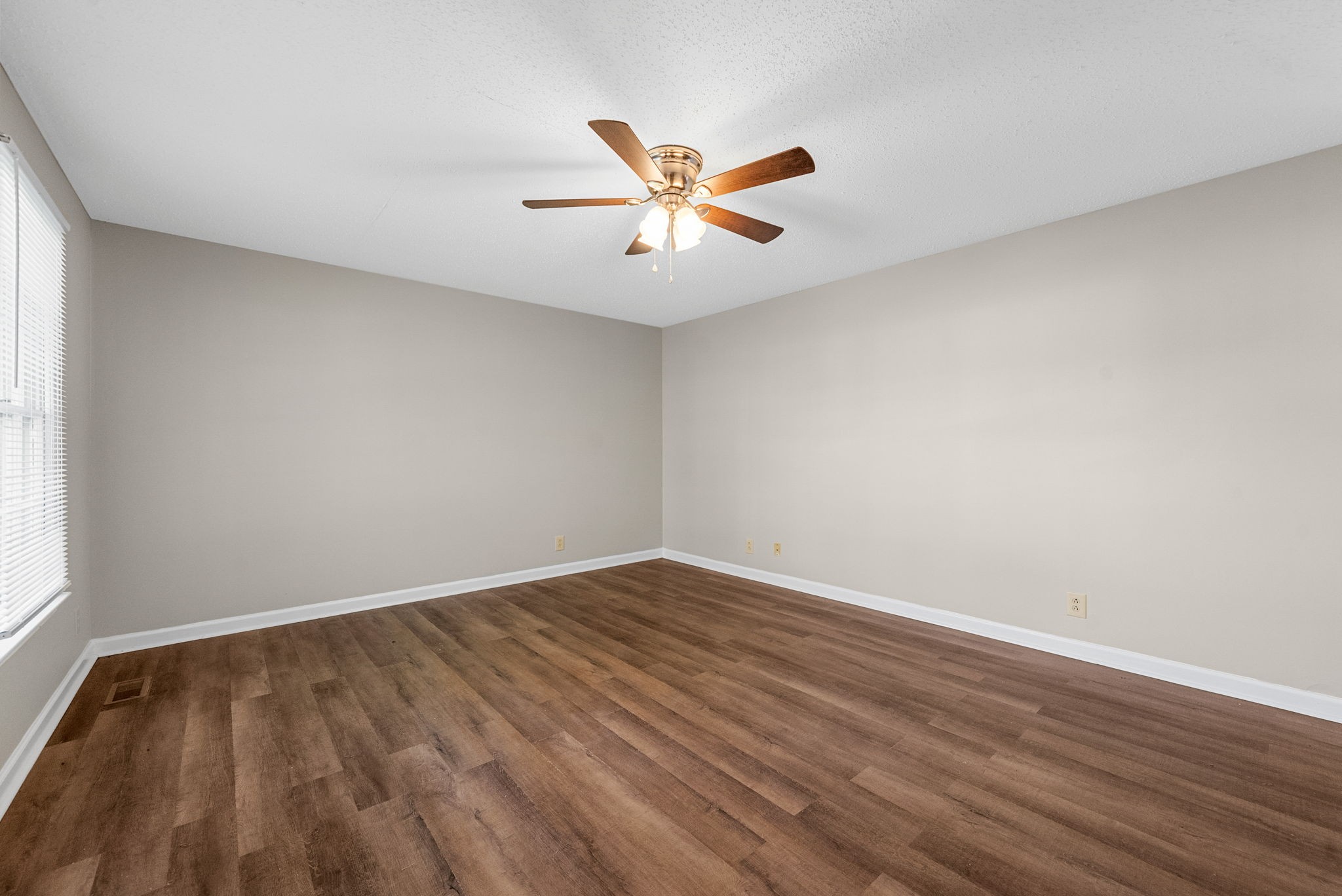 1213 Woodbridge Dr Property Photo 4