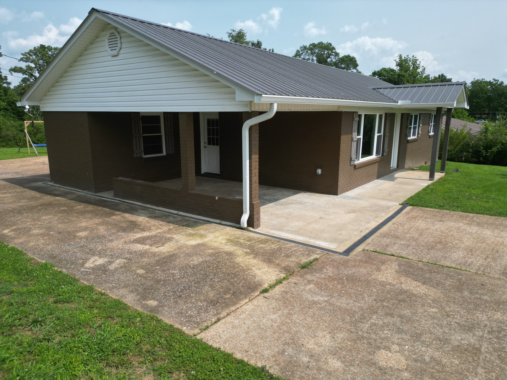 910 Hassell Dr Property Photo 1